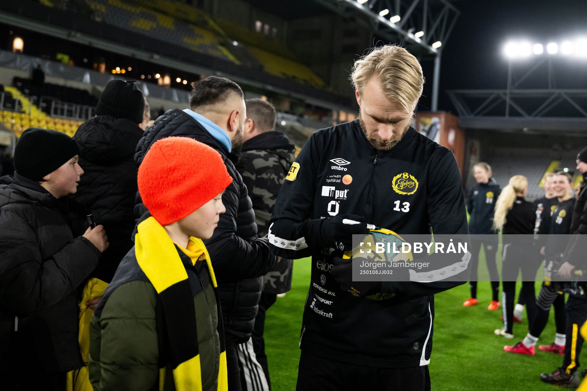 Spelarna tar selfies och skriver autografer med supportrar