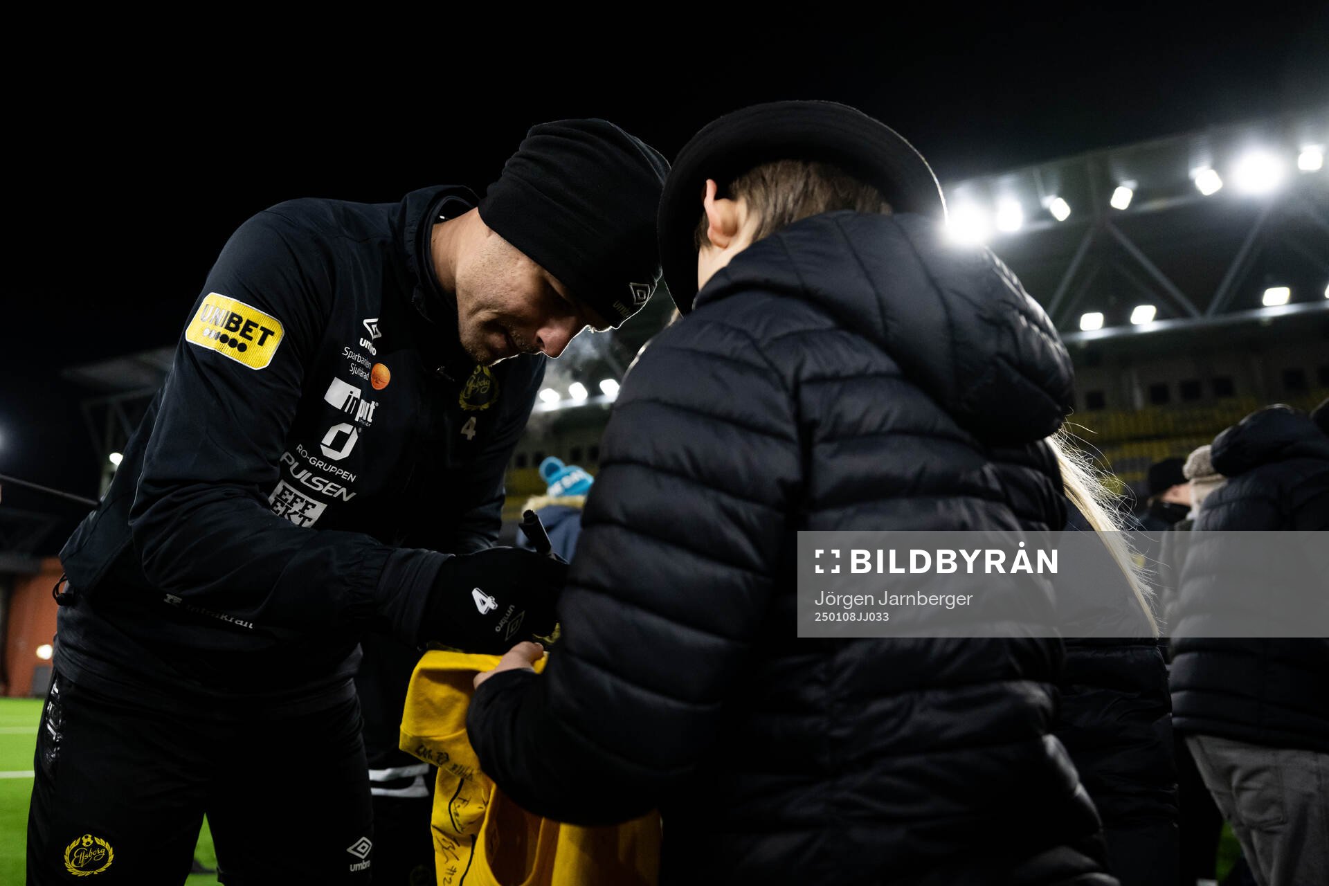 Spelarna tar selfies och skriver autografer med supportrar