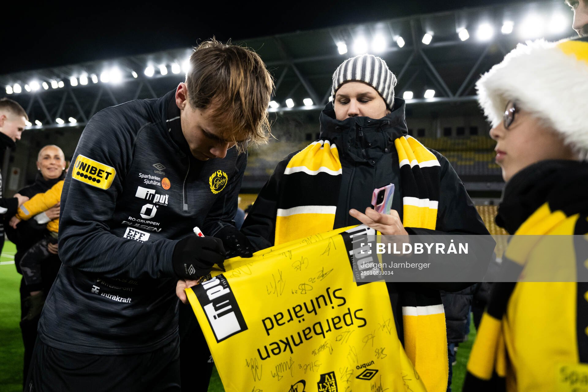 Spelarna tar selfies och skriver autografer med supportrar