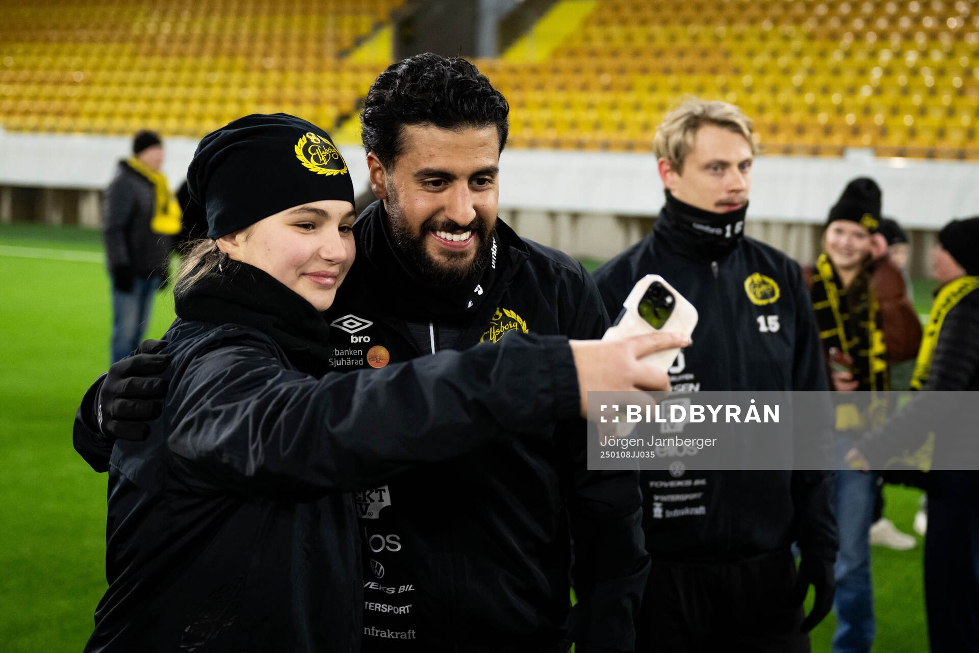 Spelarna tar selfies och skriver autografer med supportrar