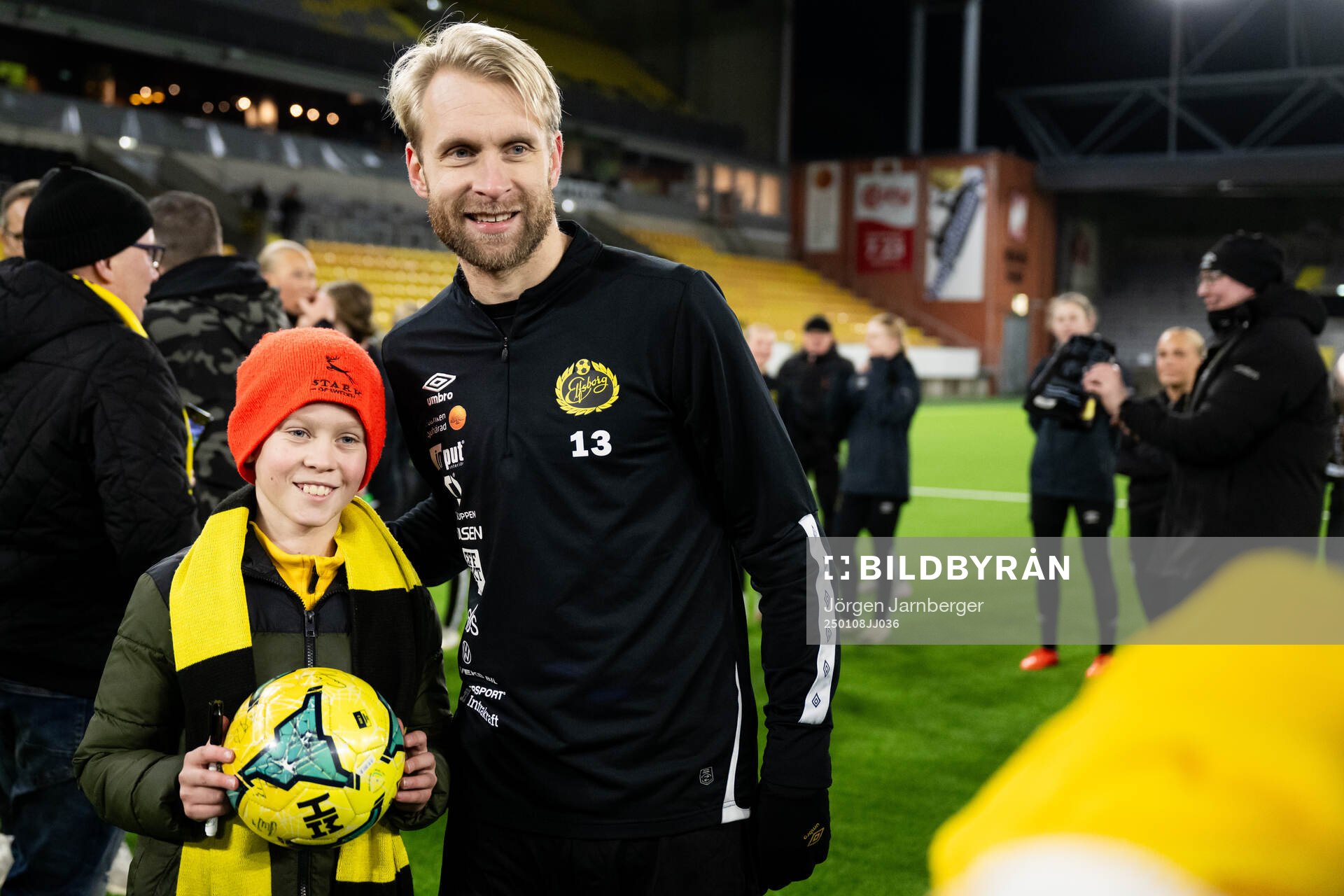 Spelarna tar selfies och skriver autografer med supportrar