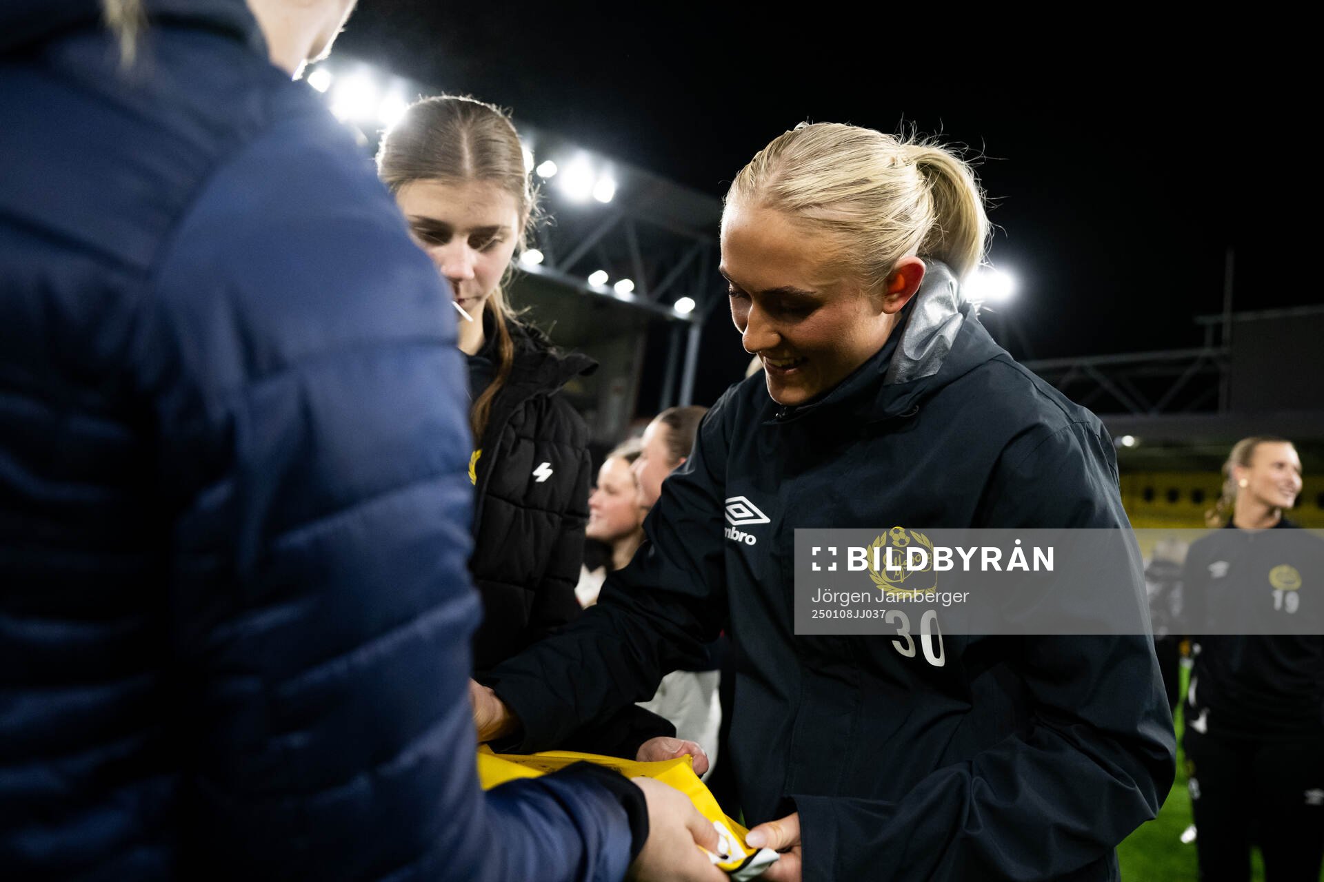 Spelarna tar selfies och skriver autografer med supportrar