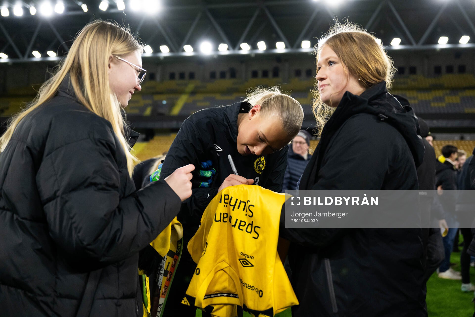 Spelarna tar selfies och skriver autografer med supportrar