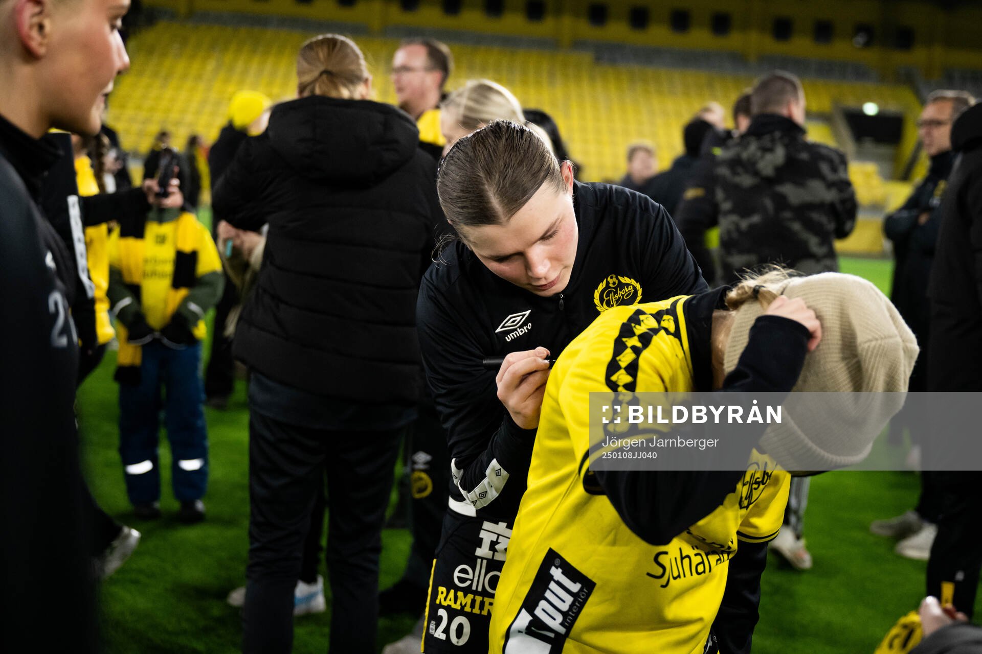 Spelarna tar selfies och skriver autografer med supportrar