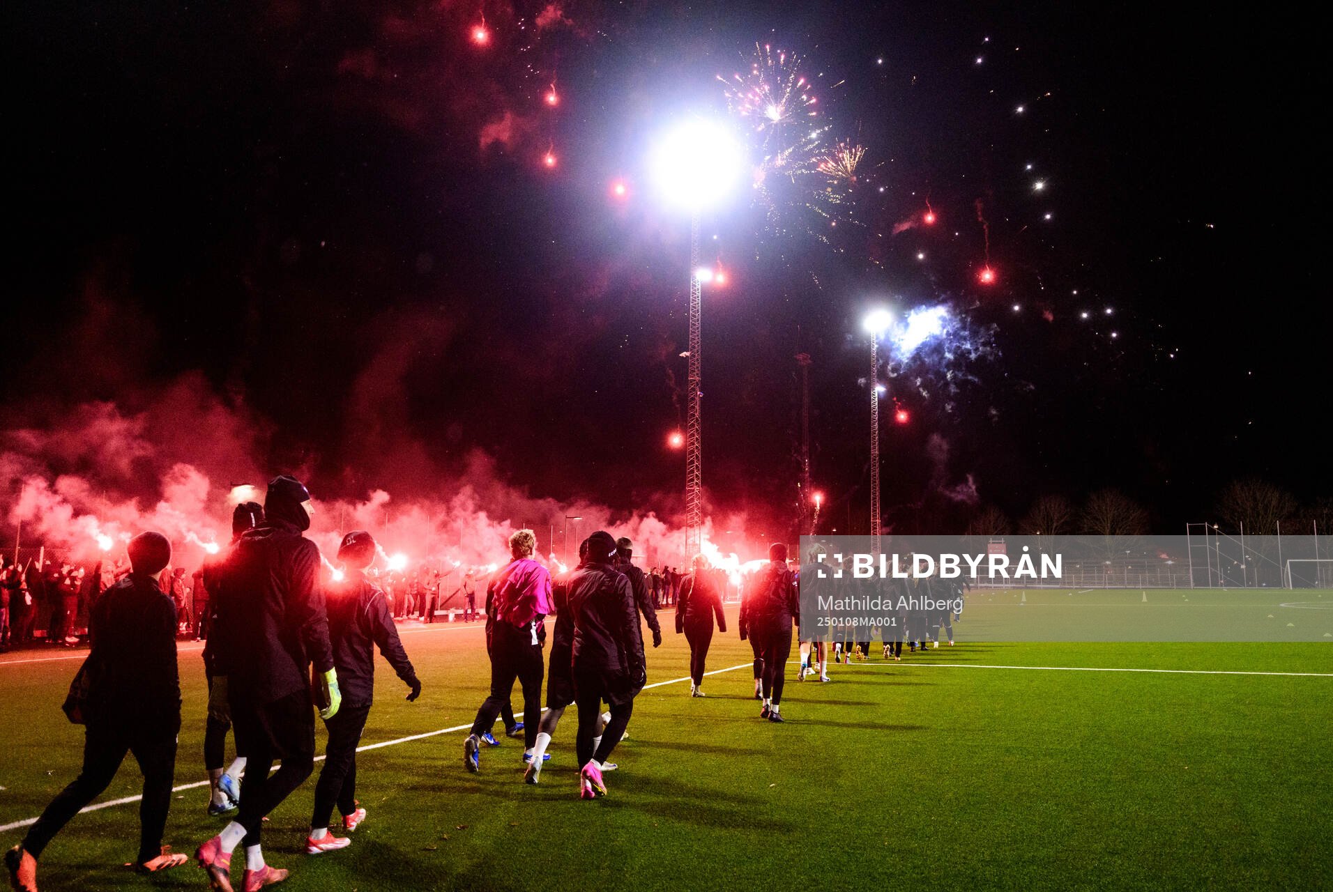 Landskronas spelare framför publik med pyroteknik