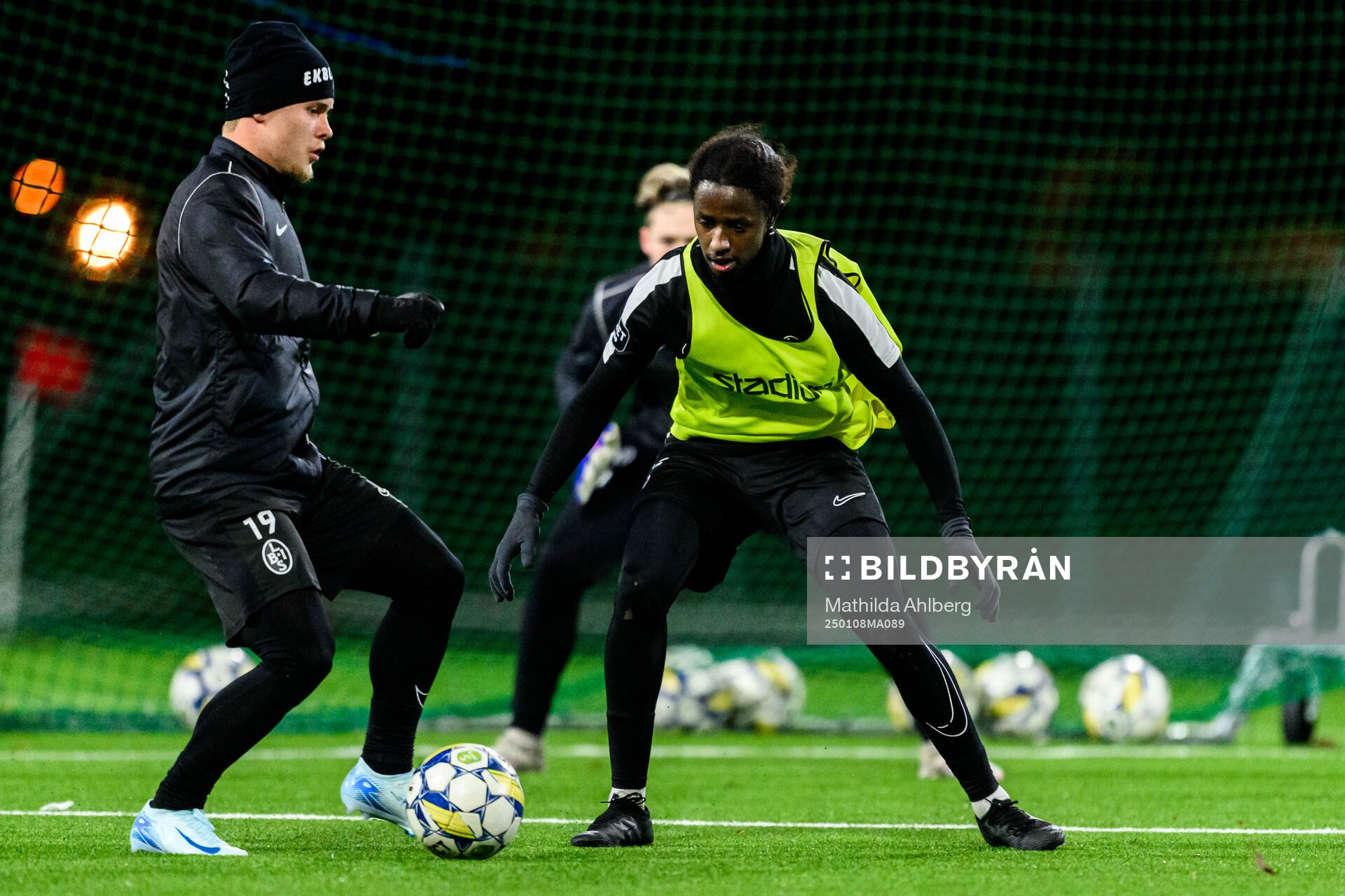 Vincent Sundberg och Max'Med Omar Mohamed under en gemensam fotbollsträning med Landskronas herr- och damlag den 8 januari 2025 i Landskrona. 