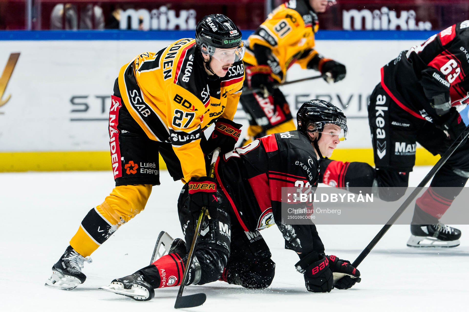 Luleås Oskari Laaksonen och Malmö Redhawks Joona Ikonen