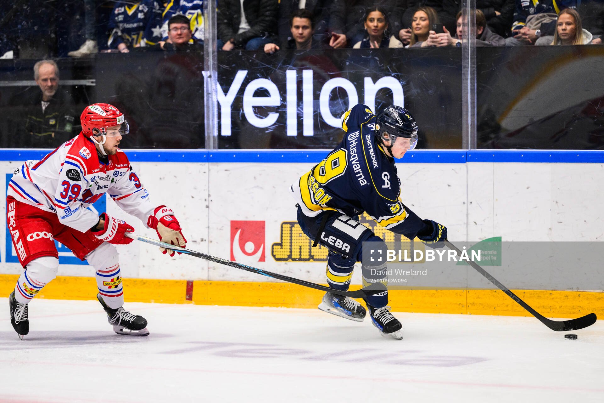 Timrås Linus Lindgren och HV71s Hugo Pettersson