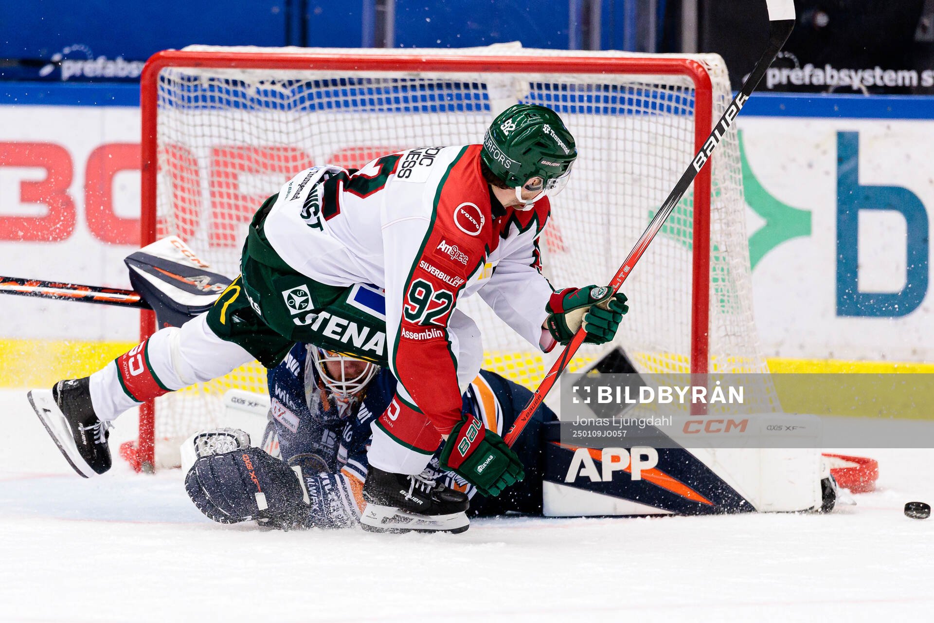 Frölundas Filip Cederqvist och Växjös målvakt Adam