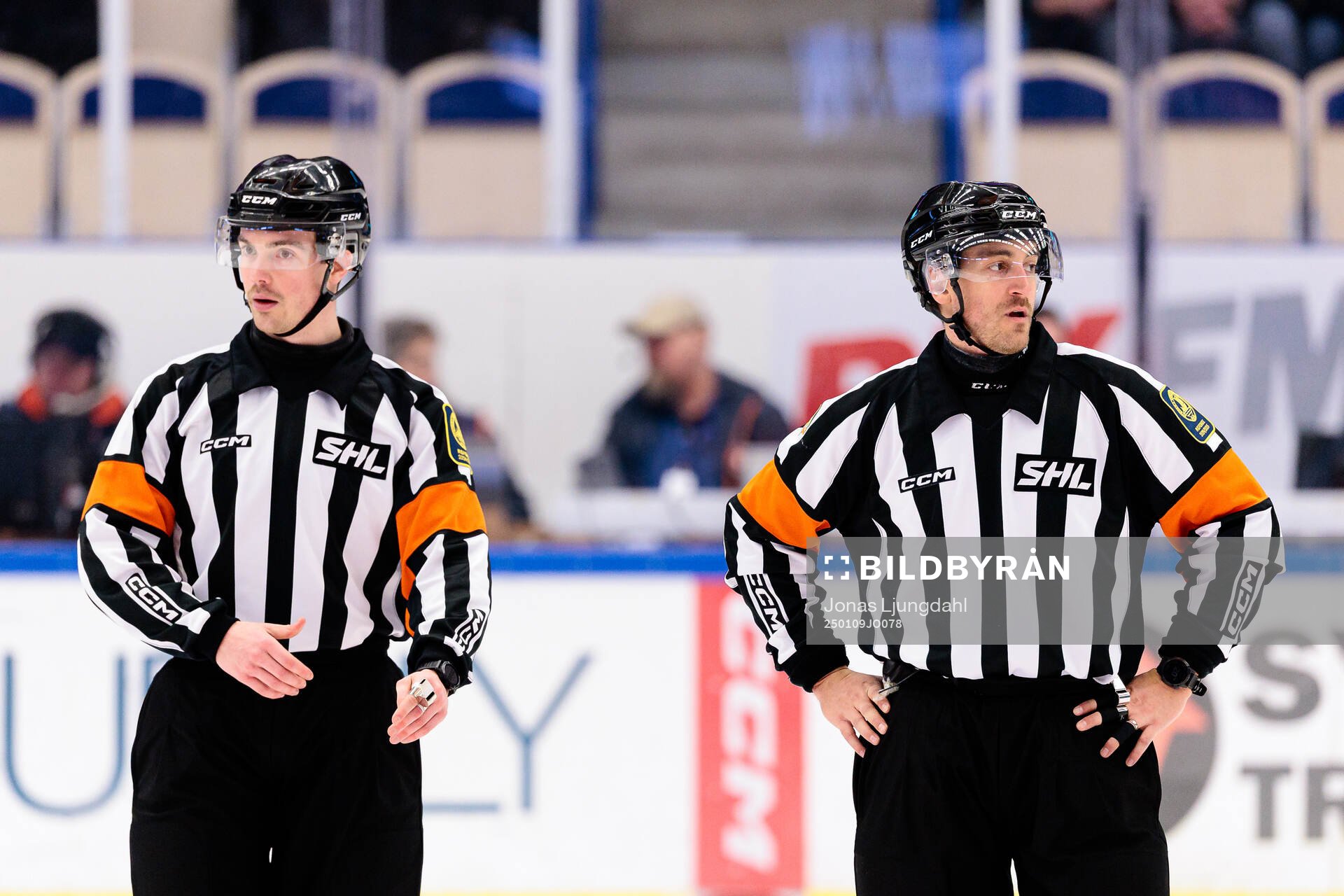 Domare Kristoffer Folkstrand och Domare Filip Eriksson