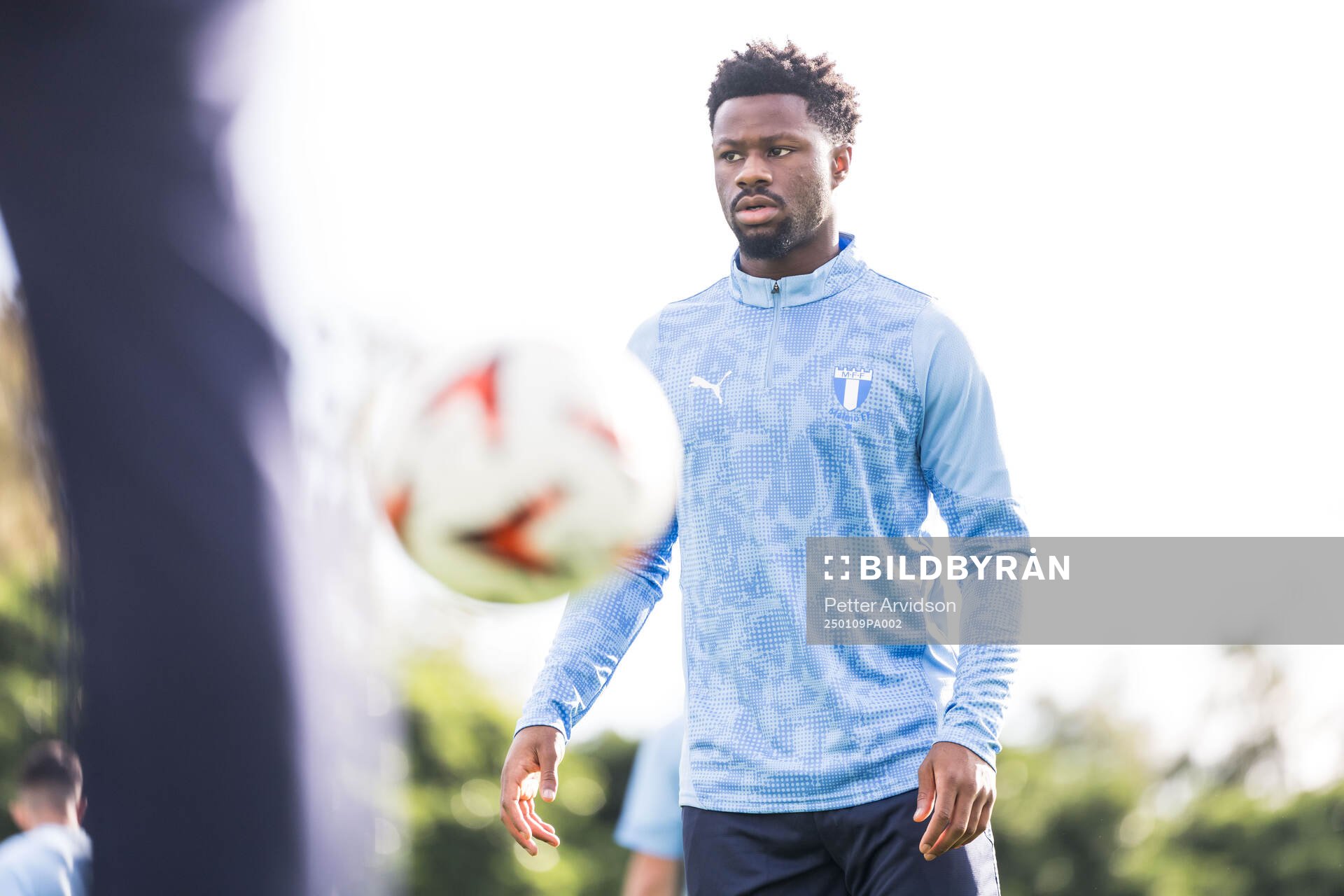Malmö FFs Emmanuel Ekong under en fotbollsträning med Malmö FF den 9 januari 2025 i Puerto Banus. 