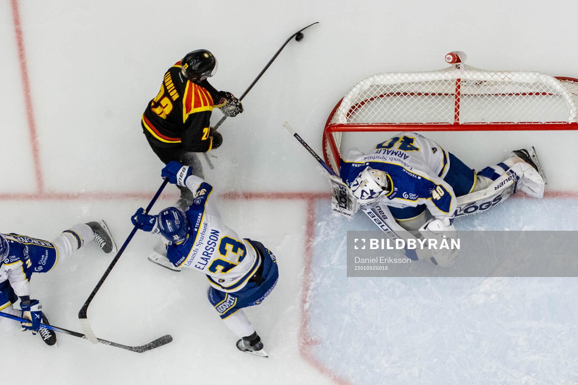 Brynäs Oskar Lindblom och Leksands målvakt Mantas Armalis