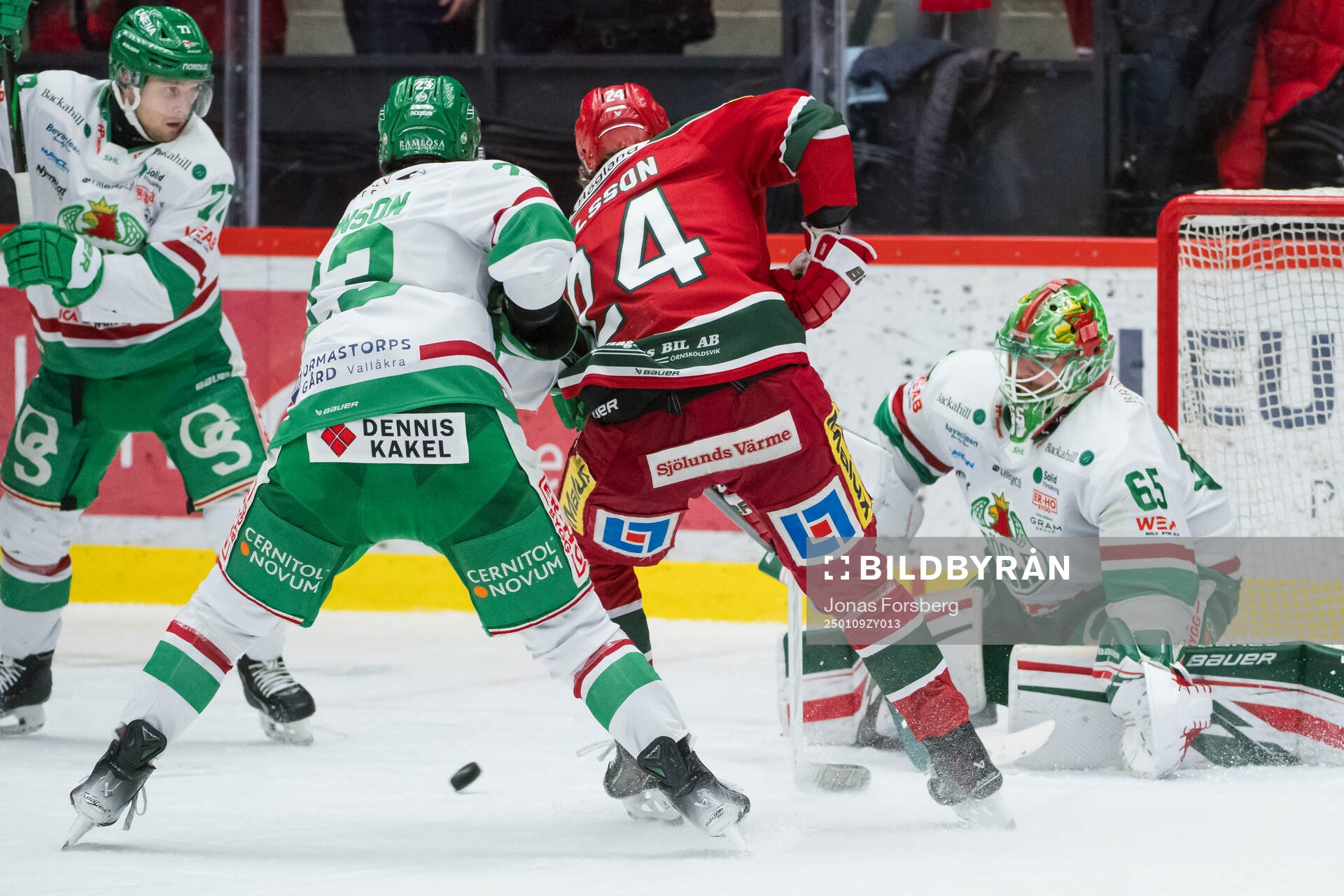 Rögles Josh Dickinson och målvakt Christoffer Rifalk och