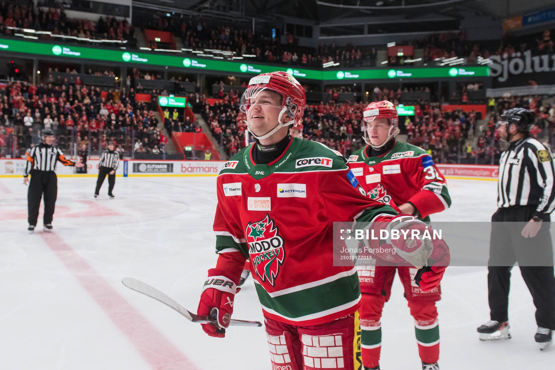 Modos Mattias Norlinder jublar