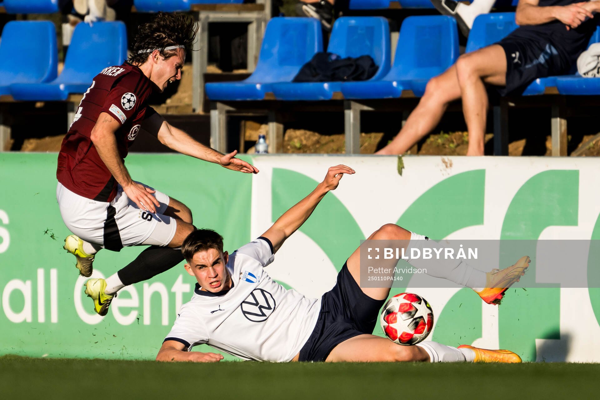 Markus Solbakken of Sparta Prag and William Åkesson of