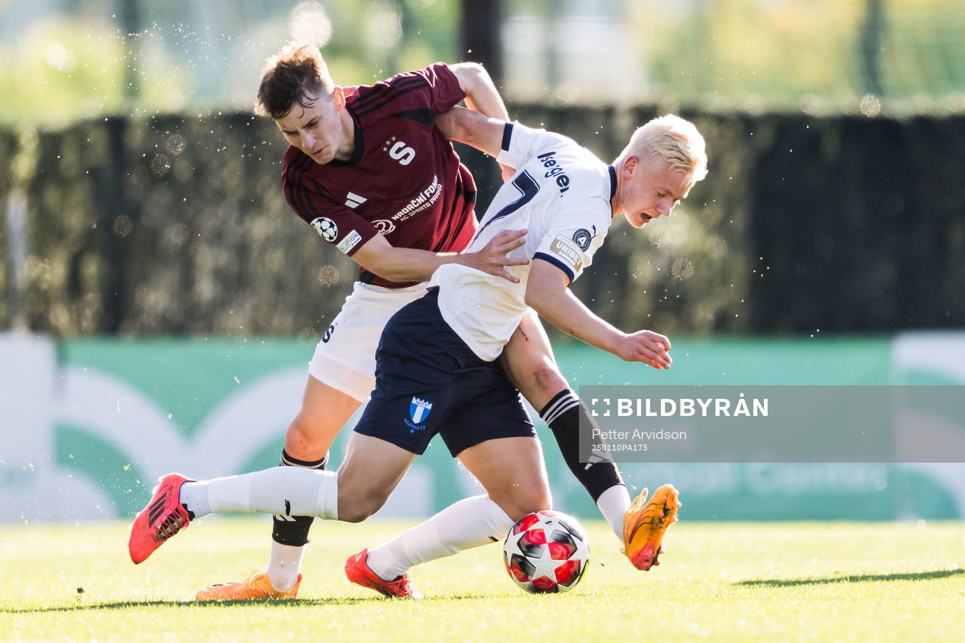 Kryetof Danek of Sparta Prag and Otto Rosengren of Malmö FF
