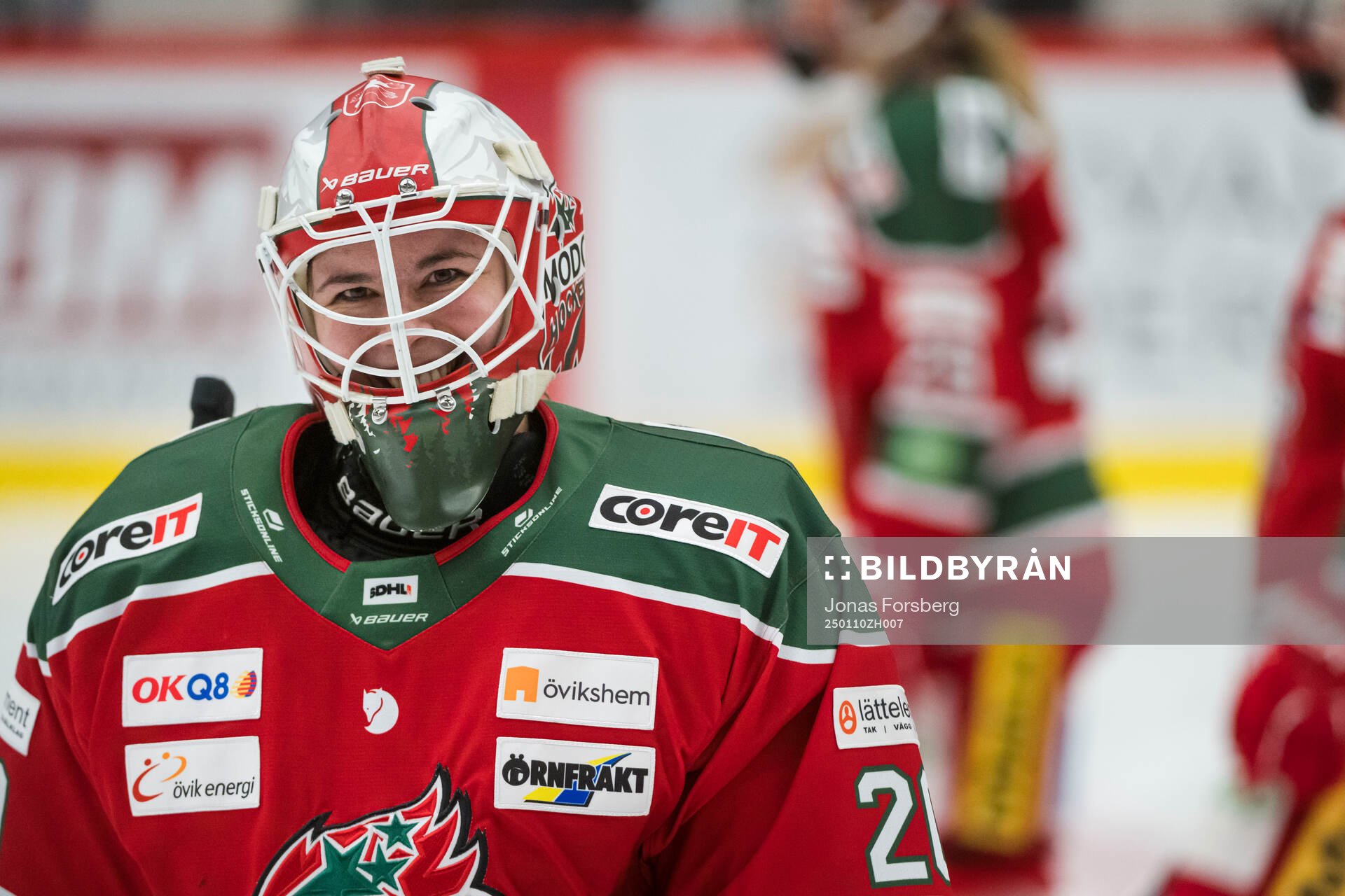 Modos målvakt Andrea Brändli innan ishockeymatchen i SDHL