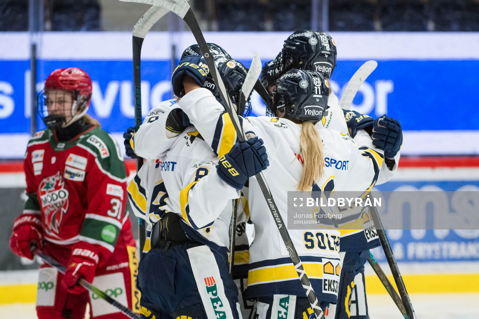 HV71s Jenna Raunio jublar med lagkamrater