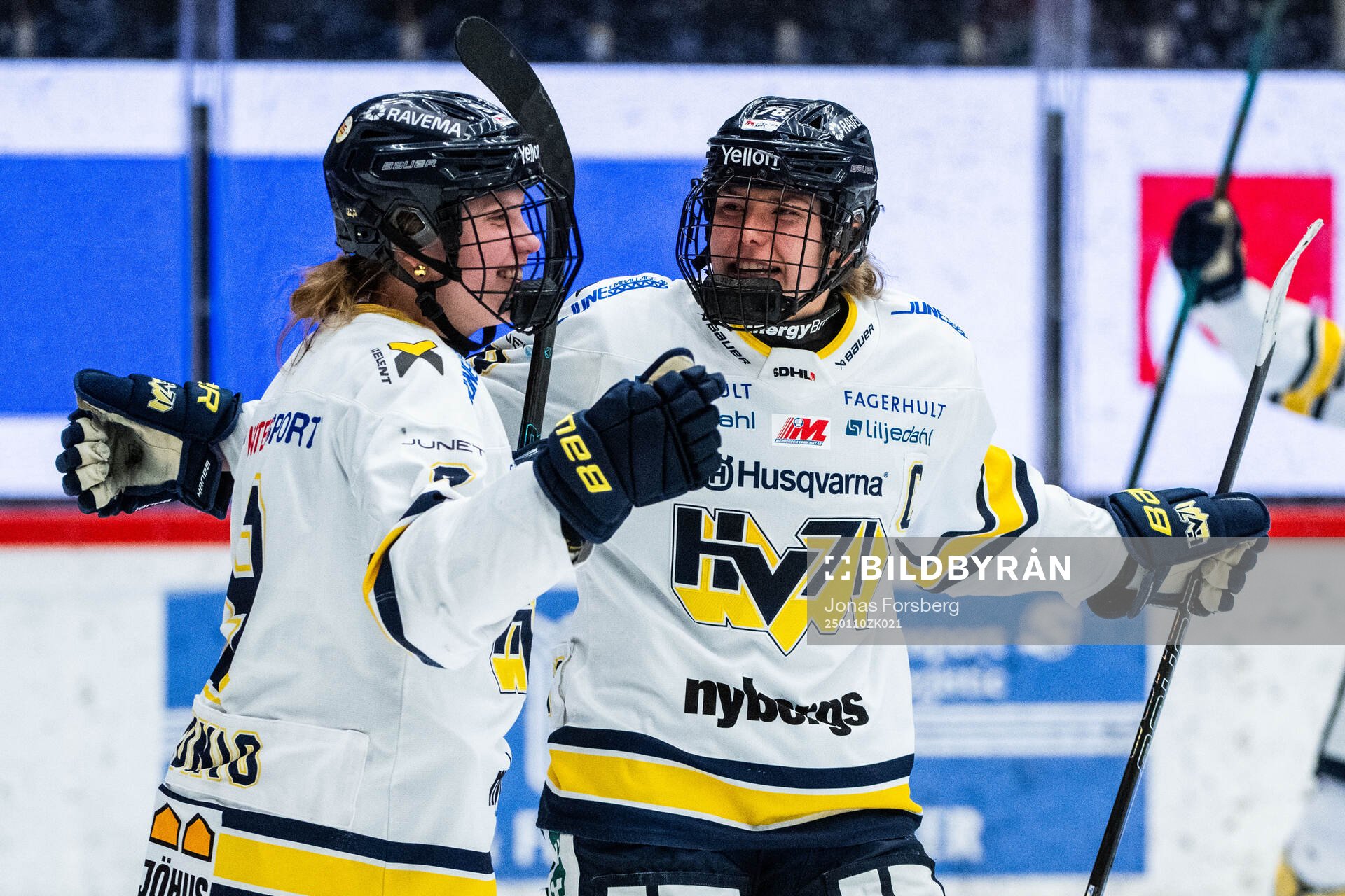 HV71s Jenna Raunio jublar med Elin Svensson