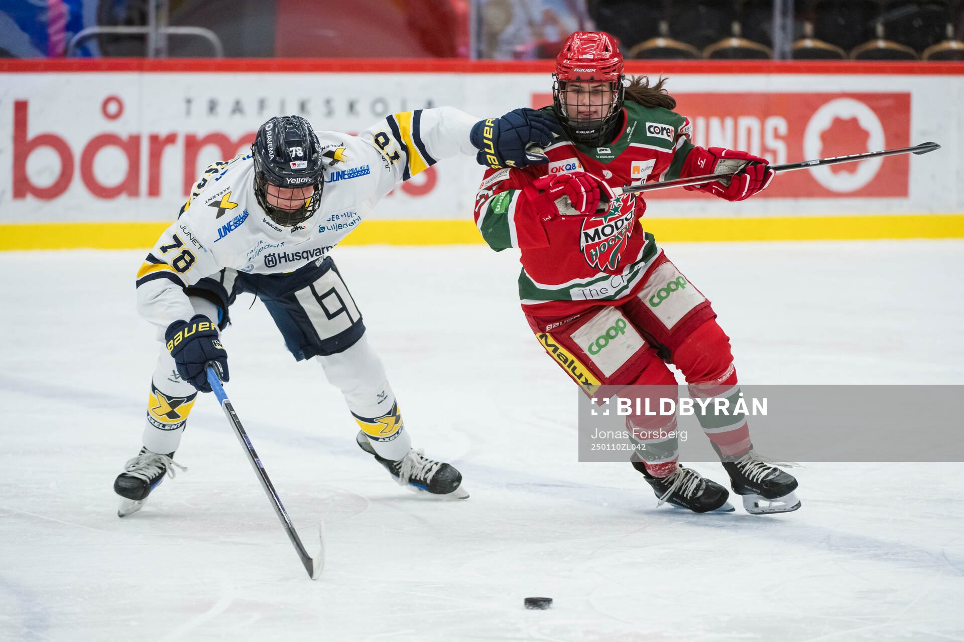 HV71s Elin Svensson och Modos Alexie Guay
