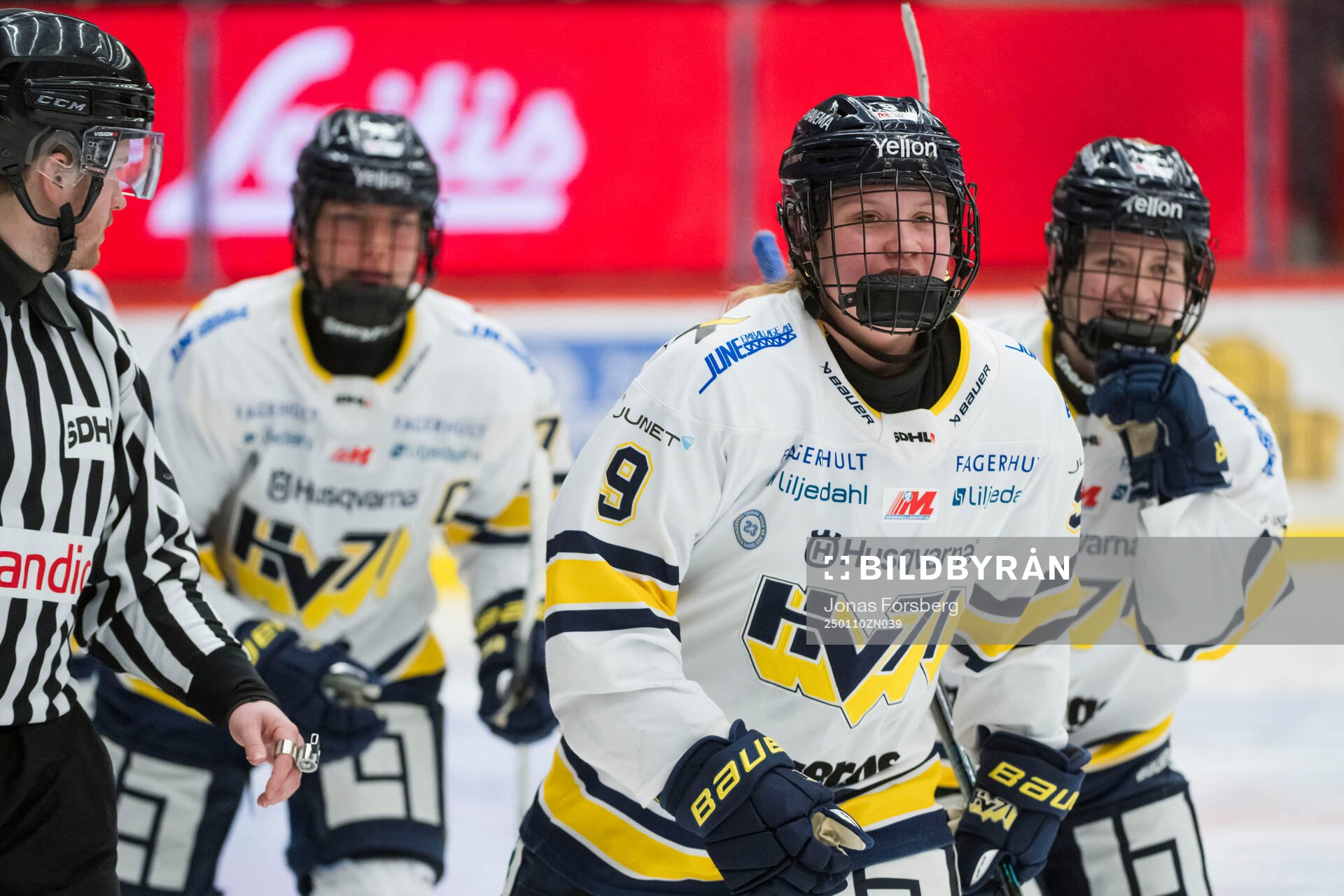 HV71s Jenna Raunio jublar