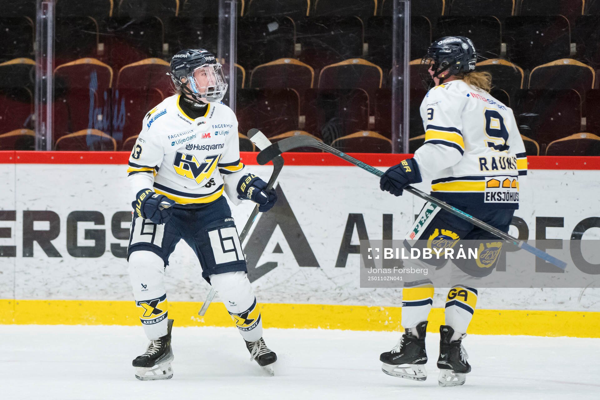 HV71s Julia Nearis jublar