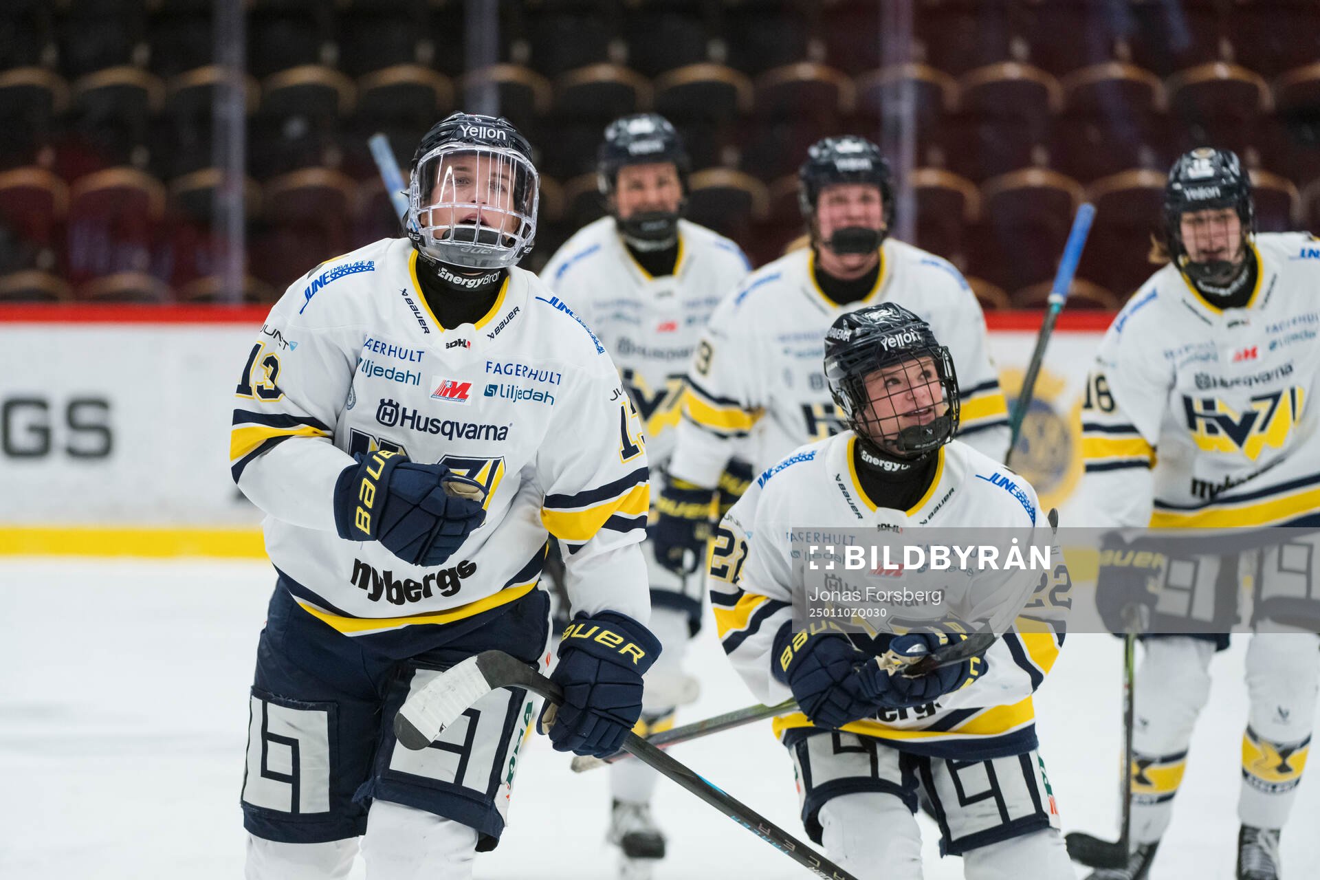 HV71s Julia Nearis jublar