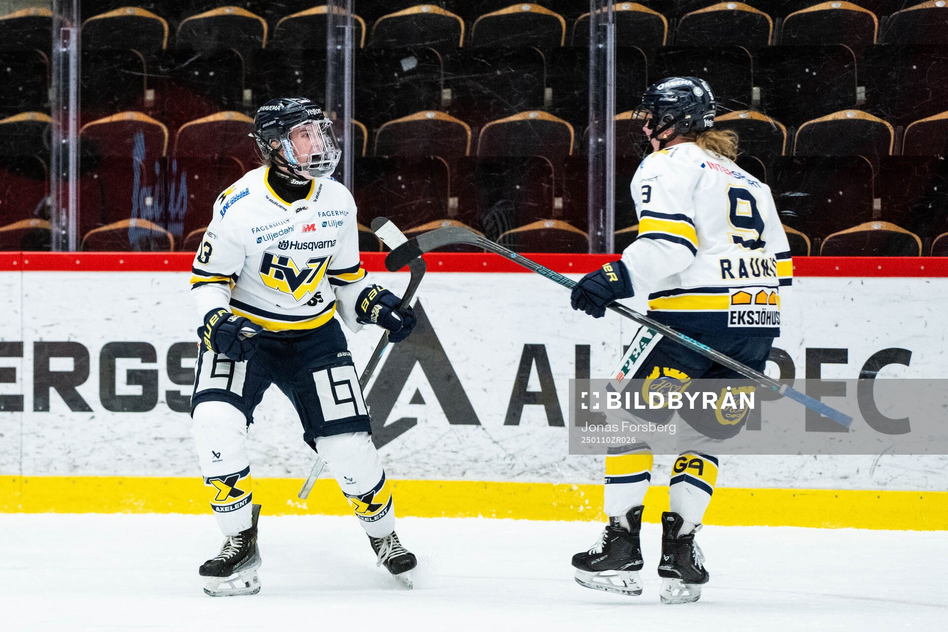 HV71s Julia Nearis jublar med Jenna Raunio