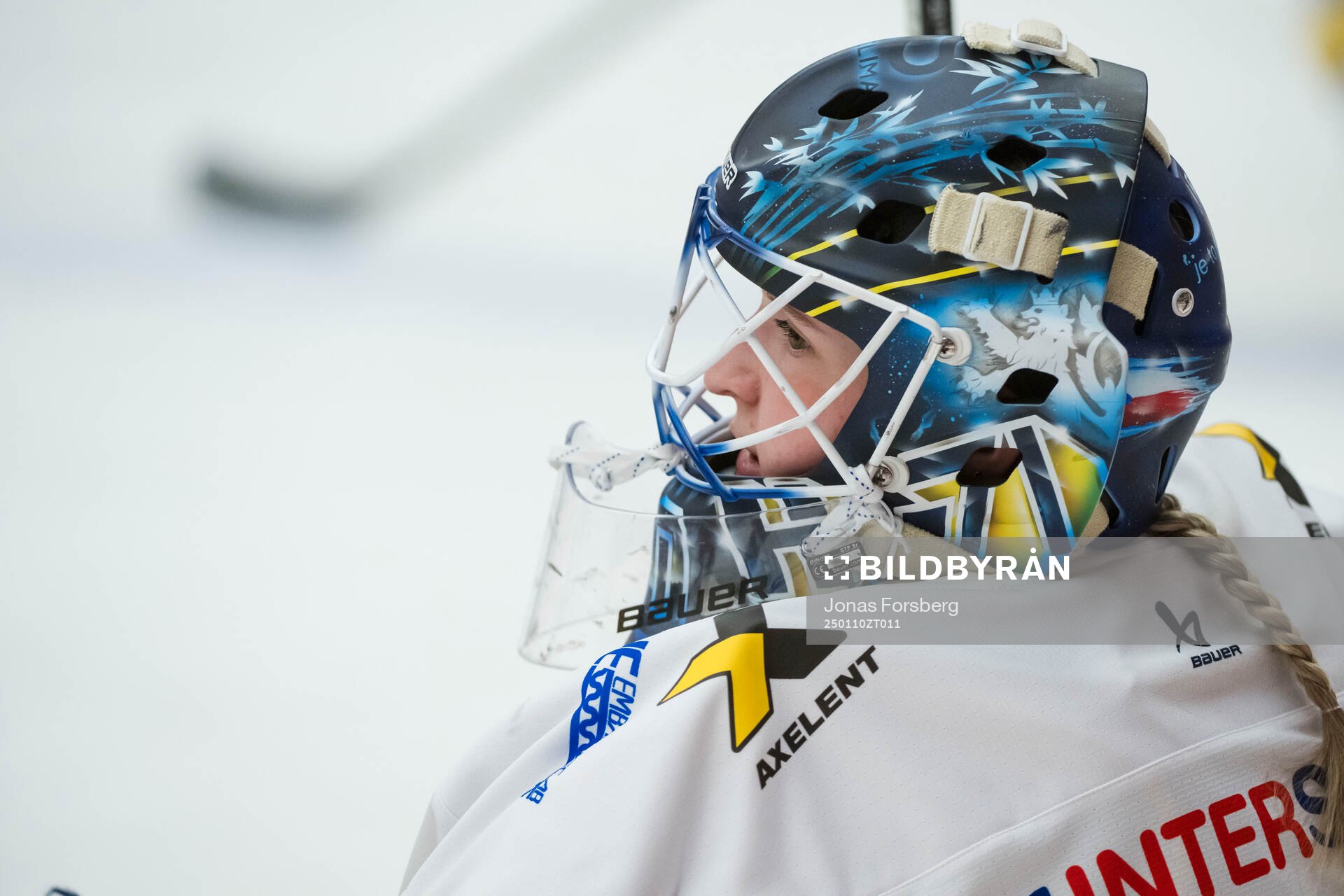 HV71s målvakt Viktorie Svejdova innan  ishockeymatchen i