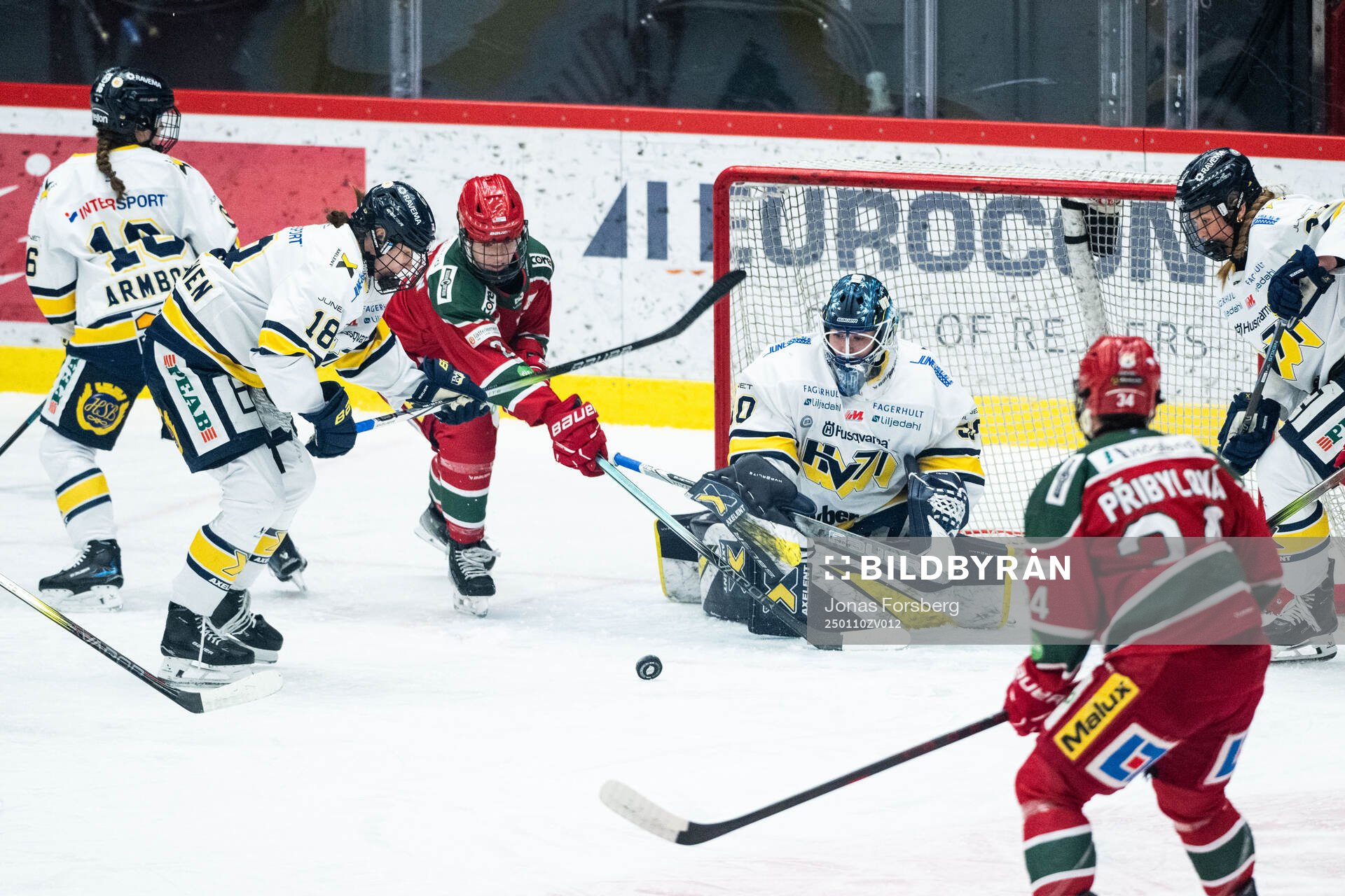 HV71s Emmi Rakkolainen och målvakt Viktorie Svejdova