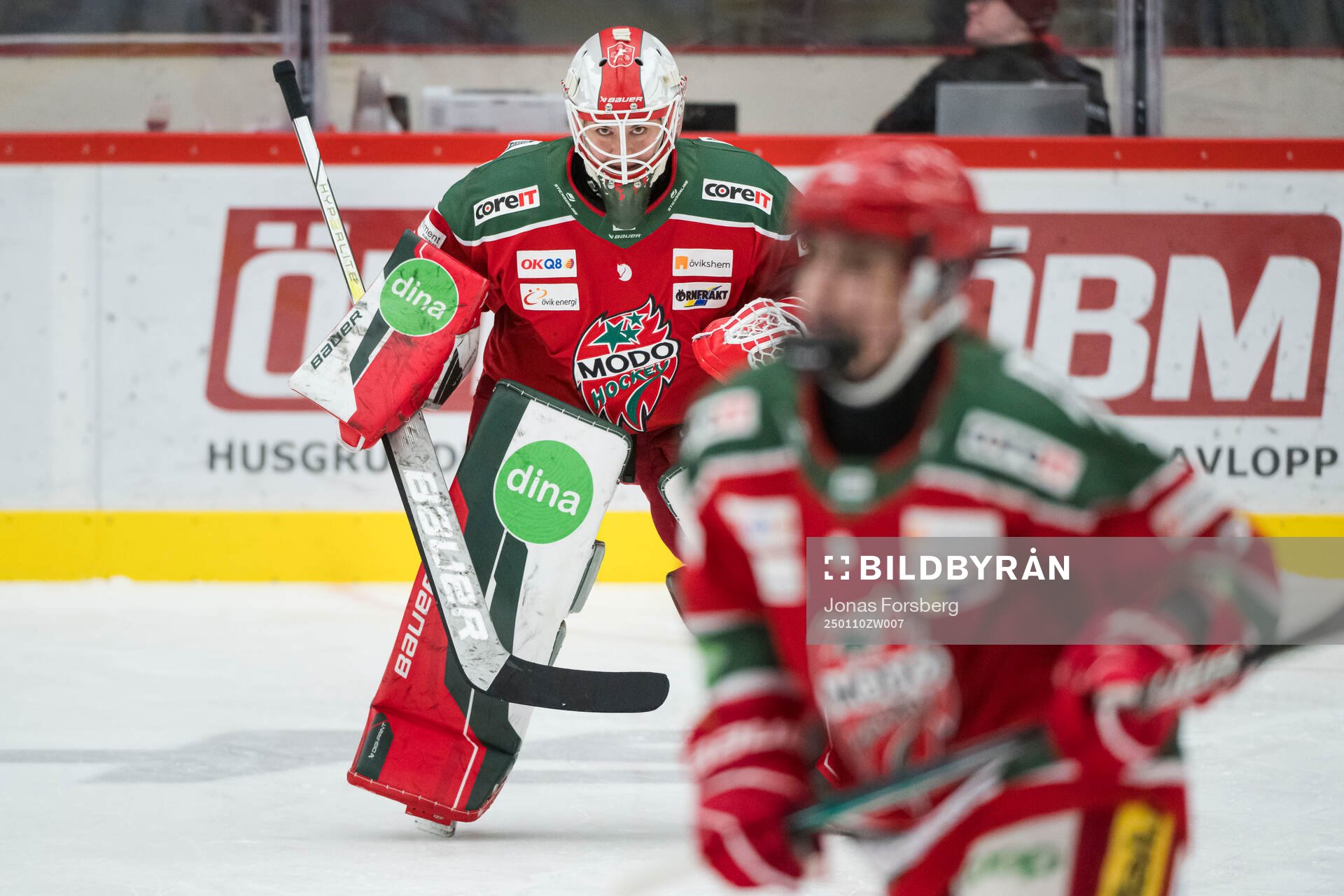 Modos målvakt Andrea Brändli innan ishockeymatchen i SDHL