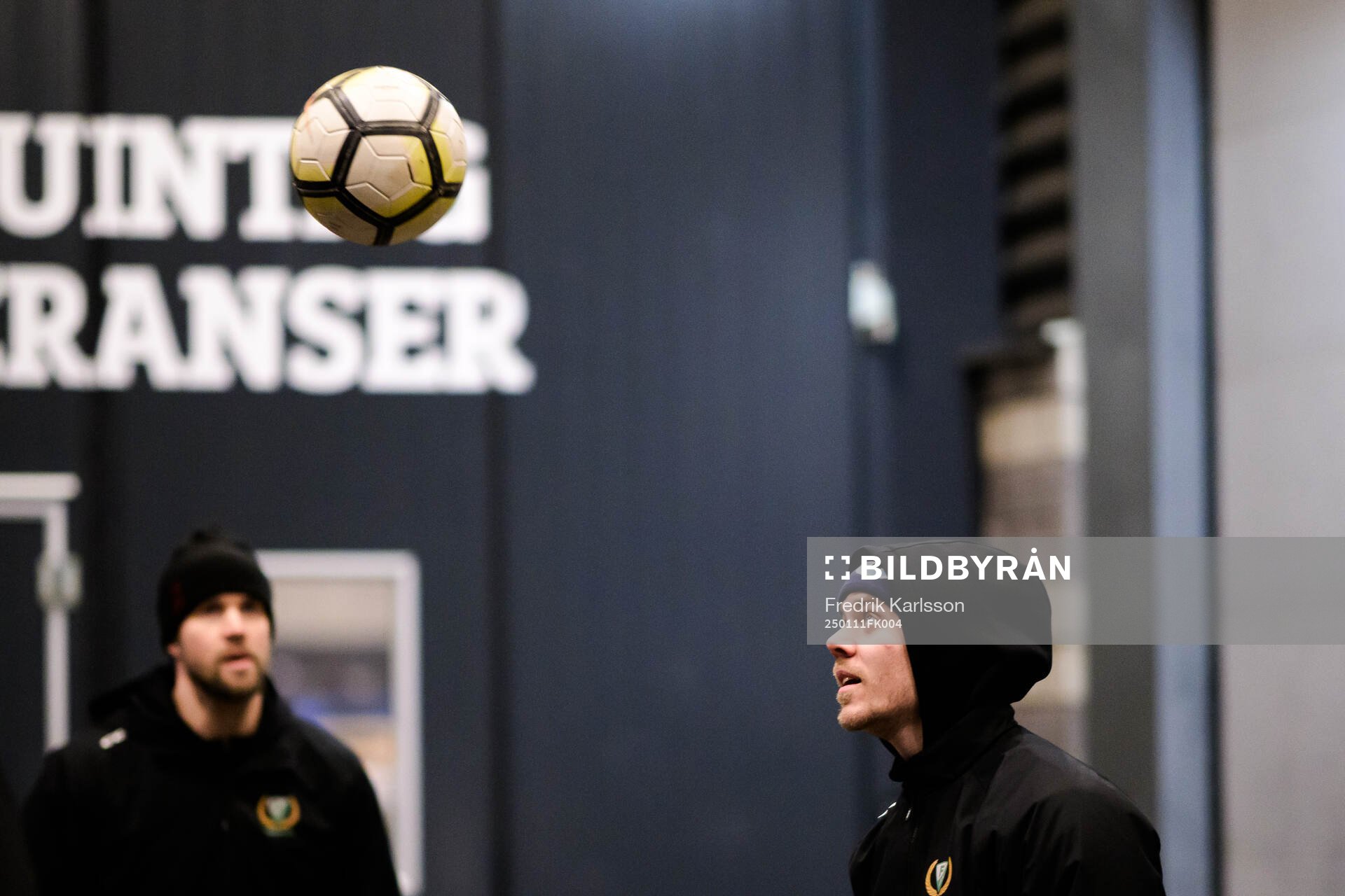 Färjestads Joel Kellman värmer upp med boll