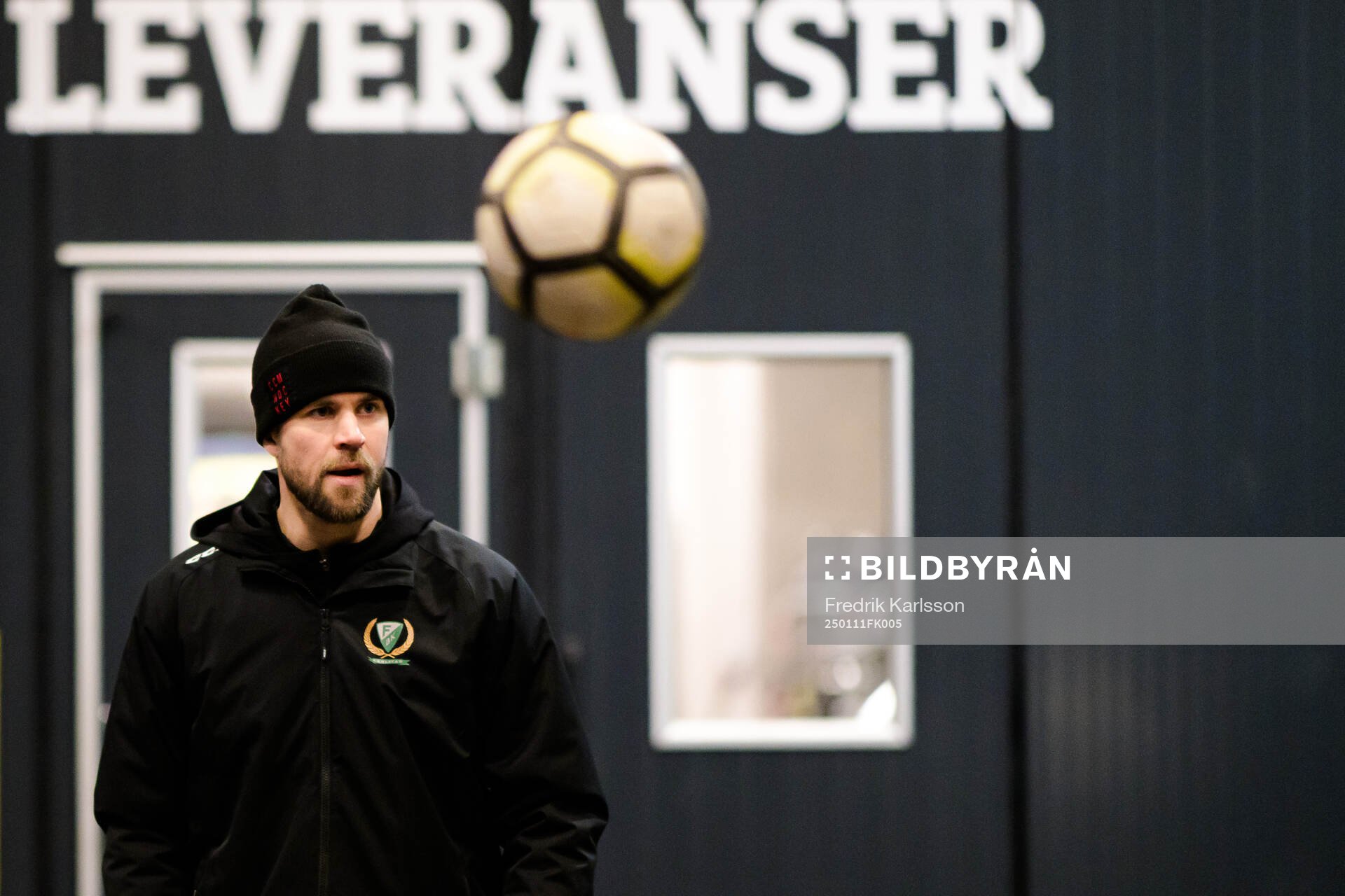 Färjestads Henrik Björklund värmer upp med boll