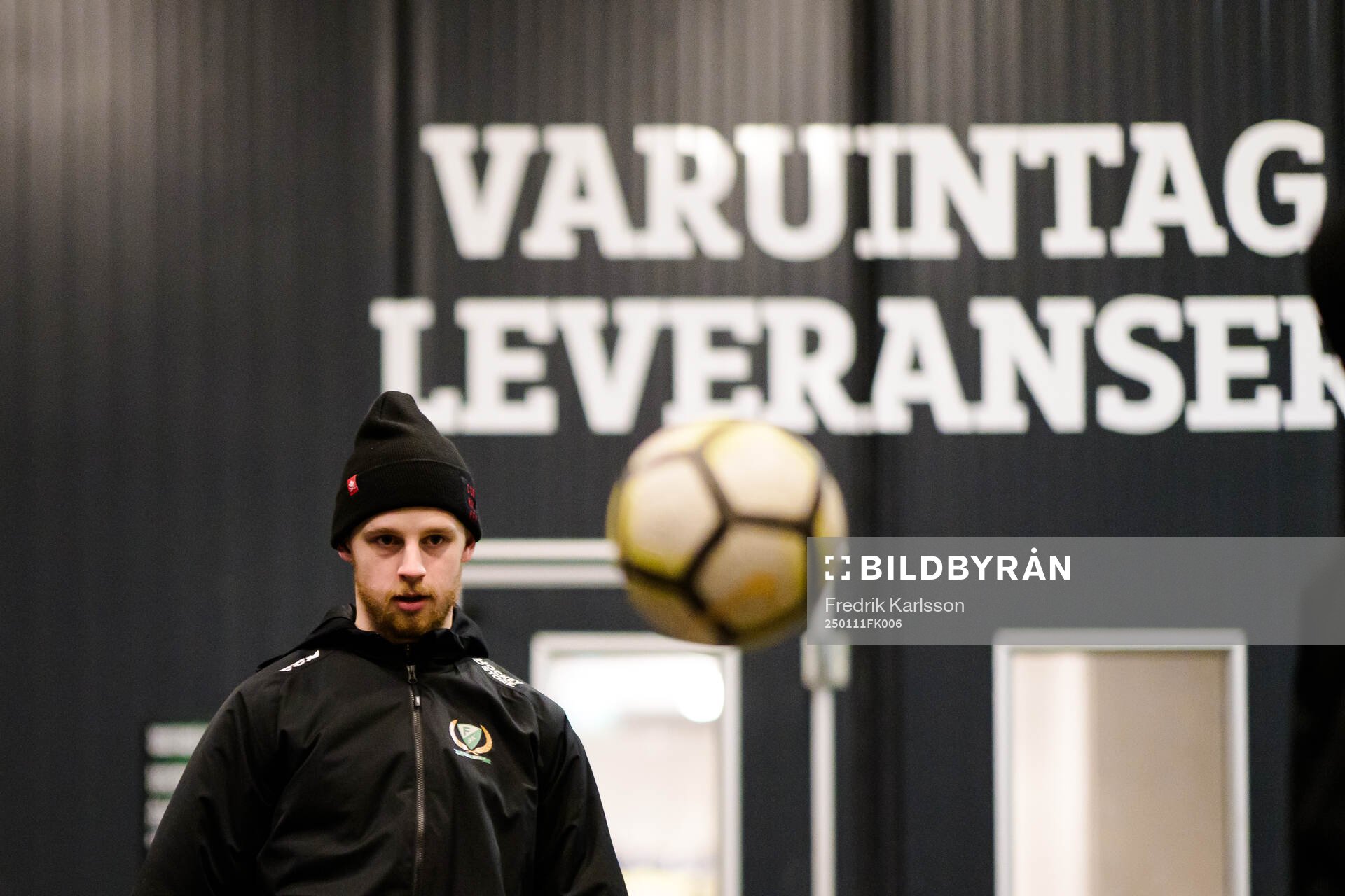 Färjestads Marcus Westfält värmer upp med boll