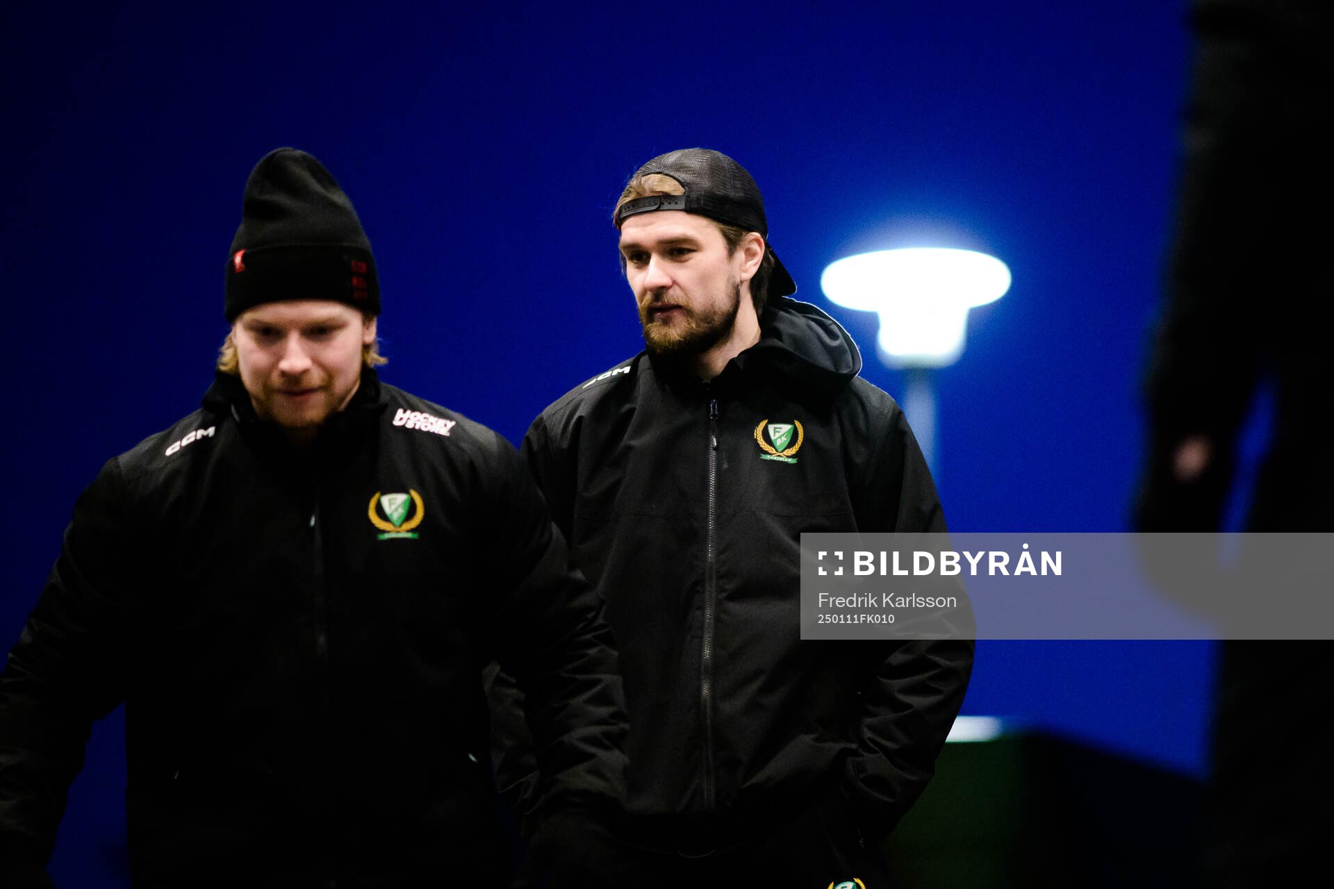 Färjestads Linus Johansson värmer upp med boll