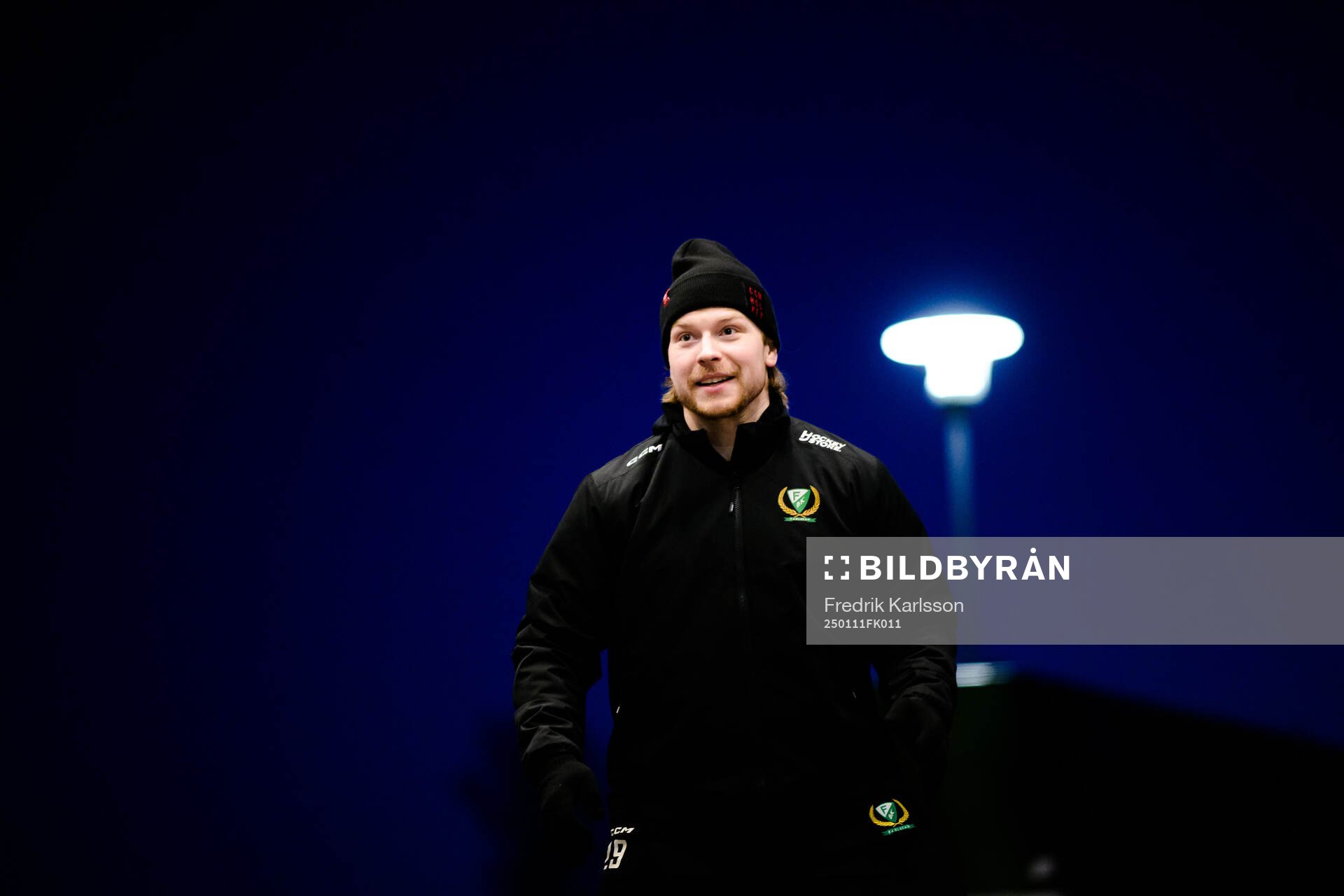 Färjestads Oskar Steen värmer upp med boll