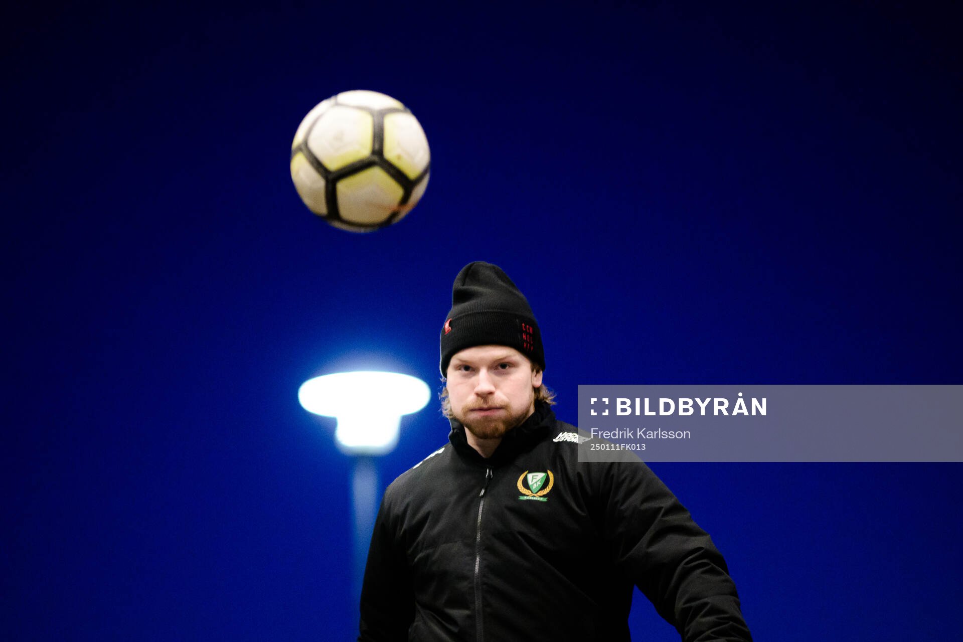 Färjestads Oskar Steen värmer upp med boll