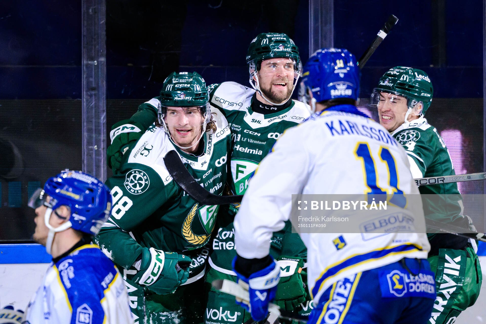 Färjestads Marian Studenic jublar med Henrik Björklund