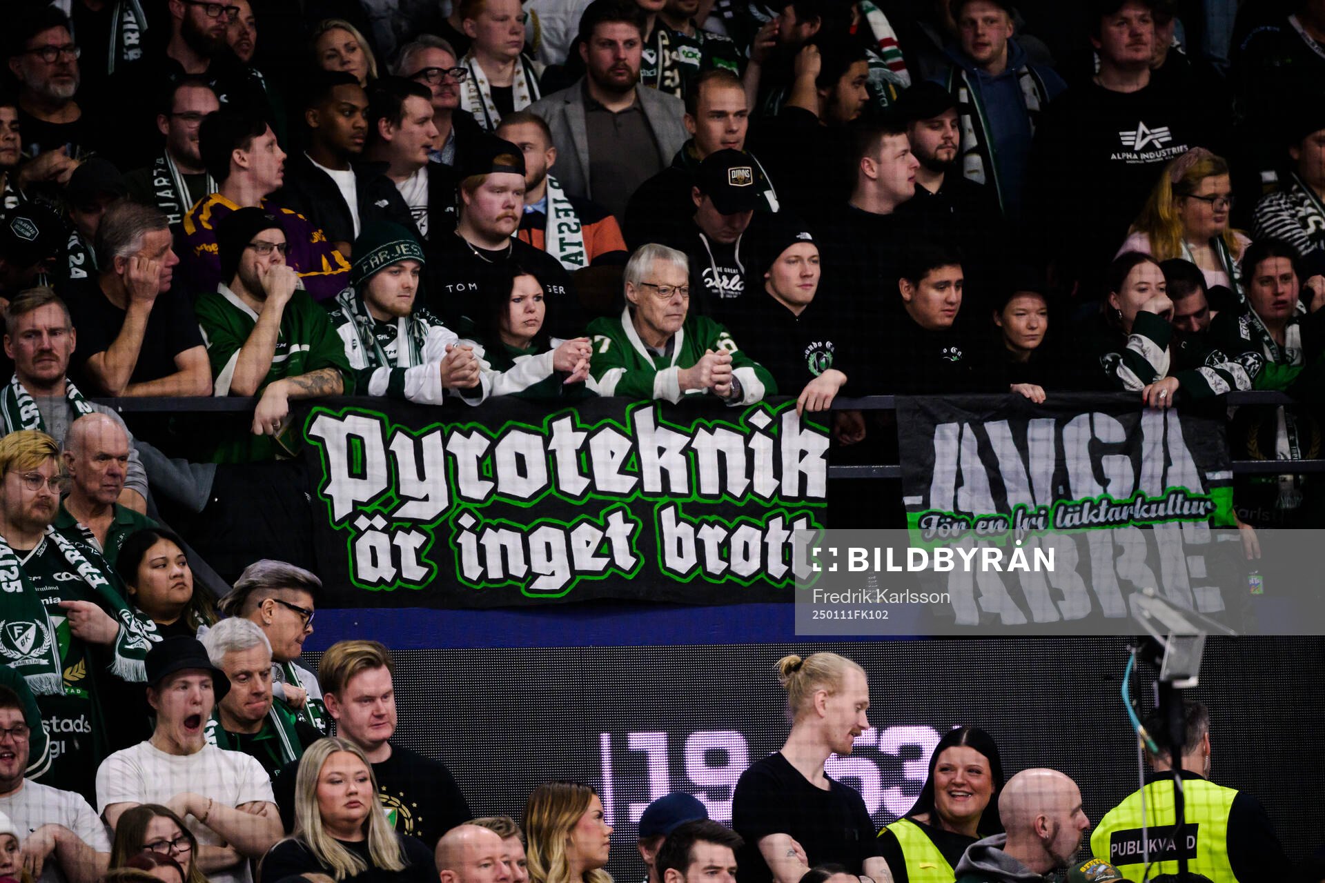 Banderoll med pyroteknik är inget brott på