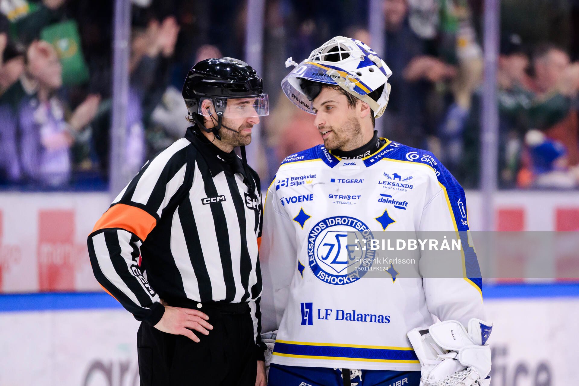 Leksands målvakt Mantas Armalis pratar med Domare Mikael