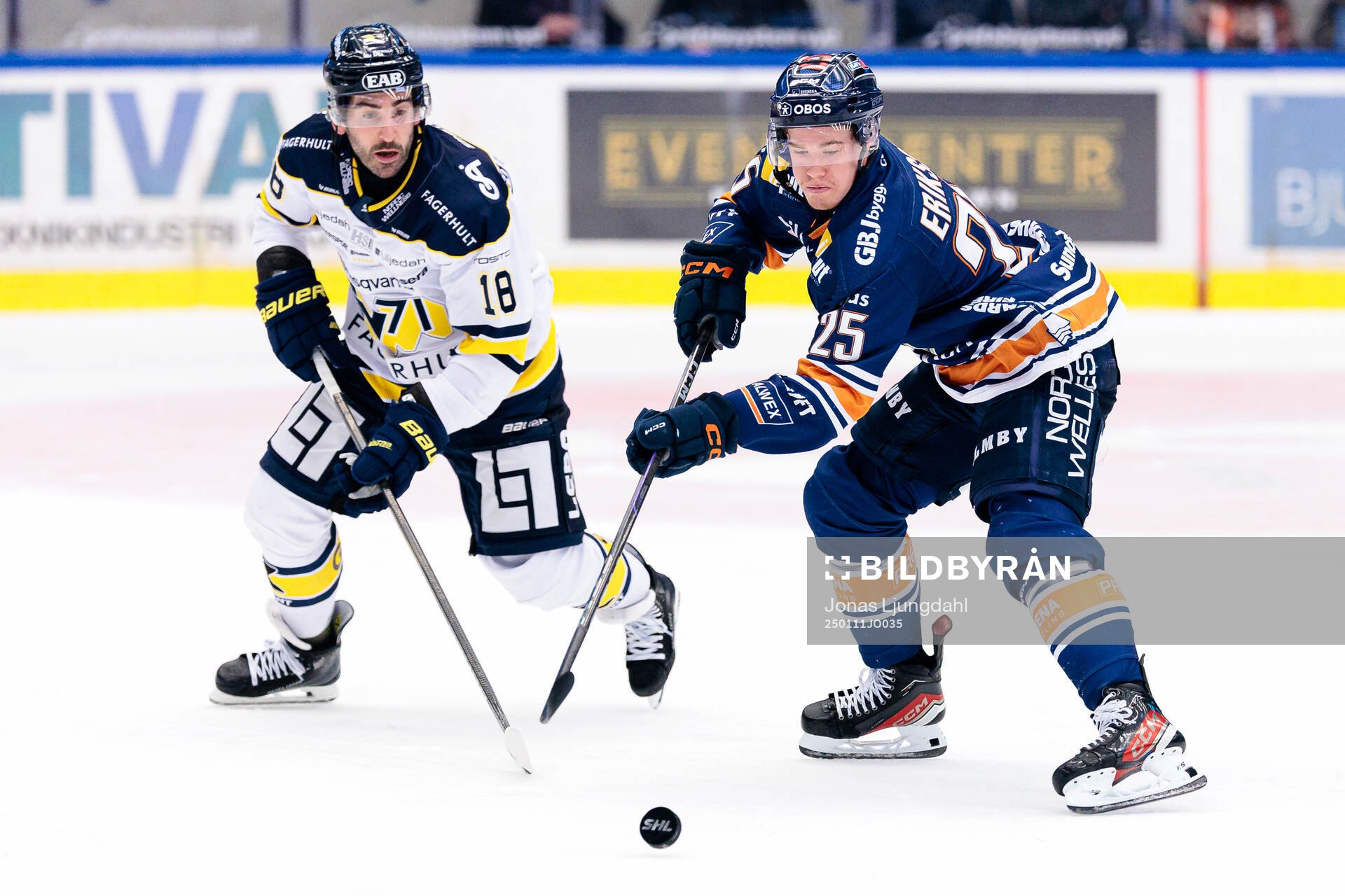 HV71s Joseph Laleggia och Växjös Filip Eriksson