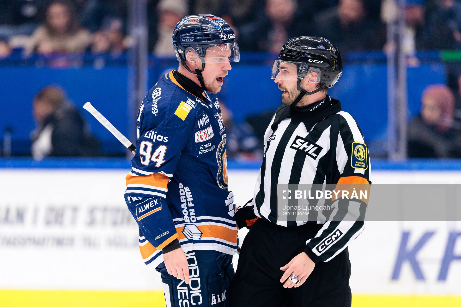 Växjös Joel Persson och Domare Mattias Enroth