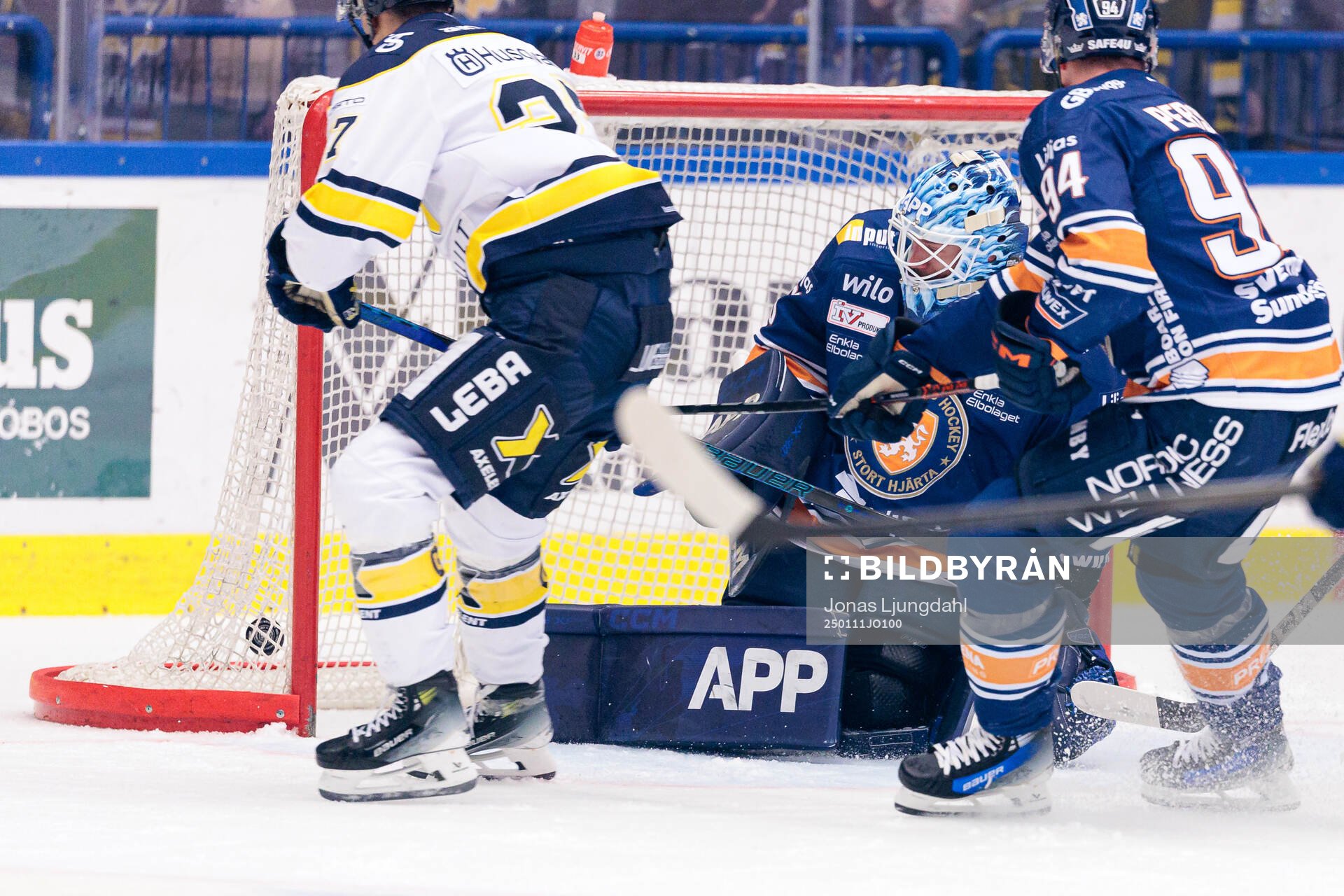 Växjös målvakt Emil Larmi när HV71s Jonathan Ang gör