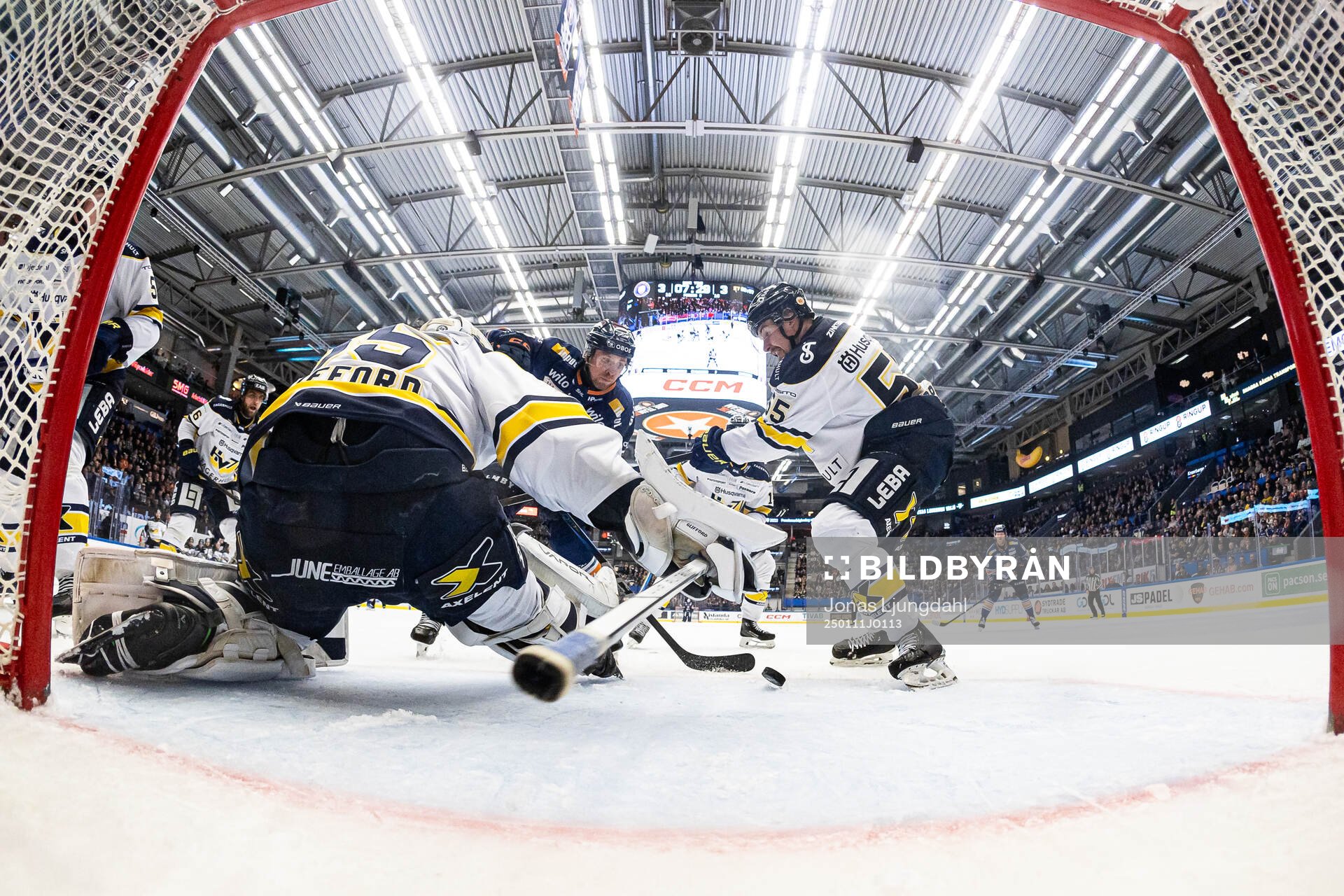 Växjös Dylan McLaughlin mellan HV71s målvakt Olof