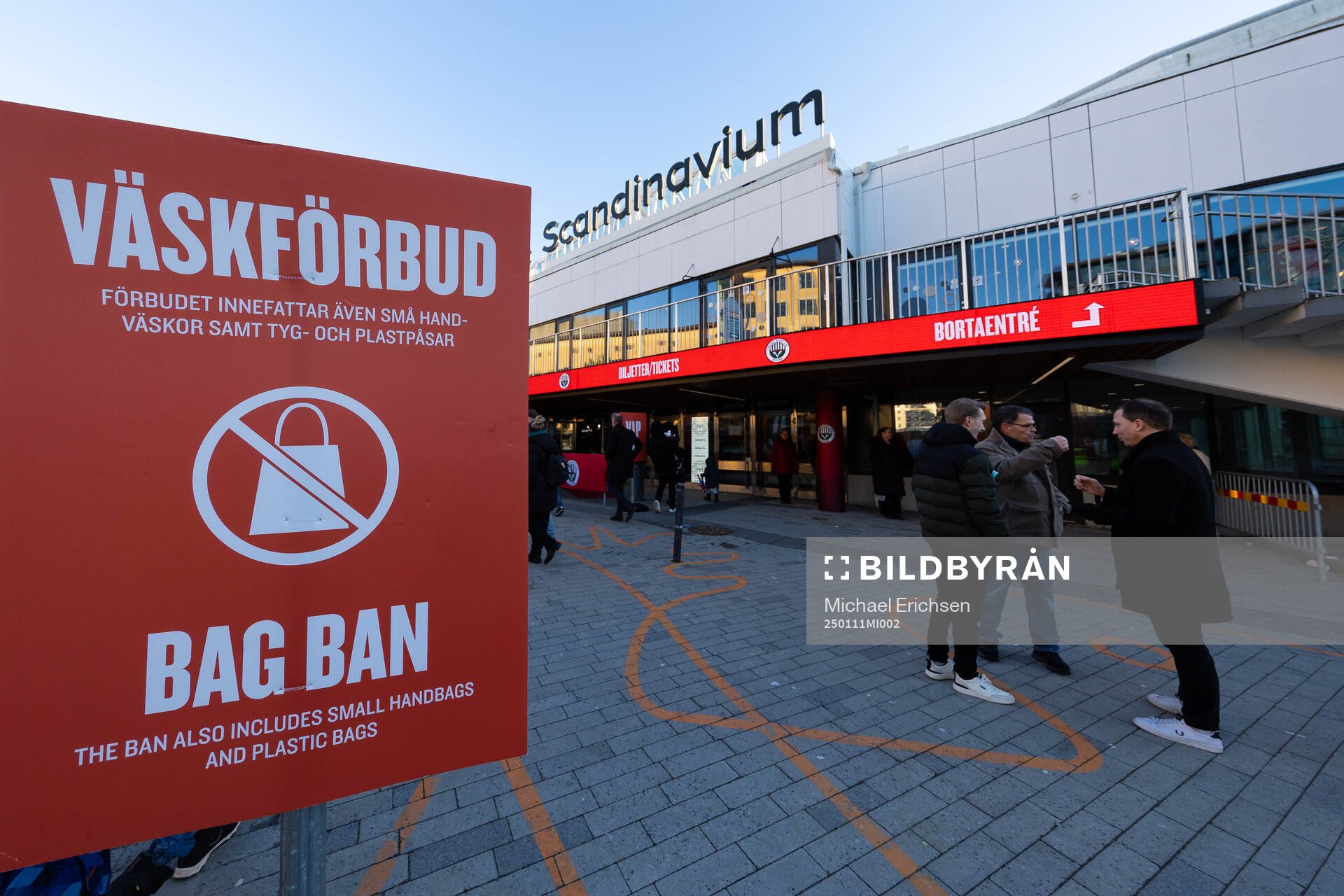 En skylt om väskförbud utanför Scandinavium