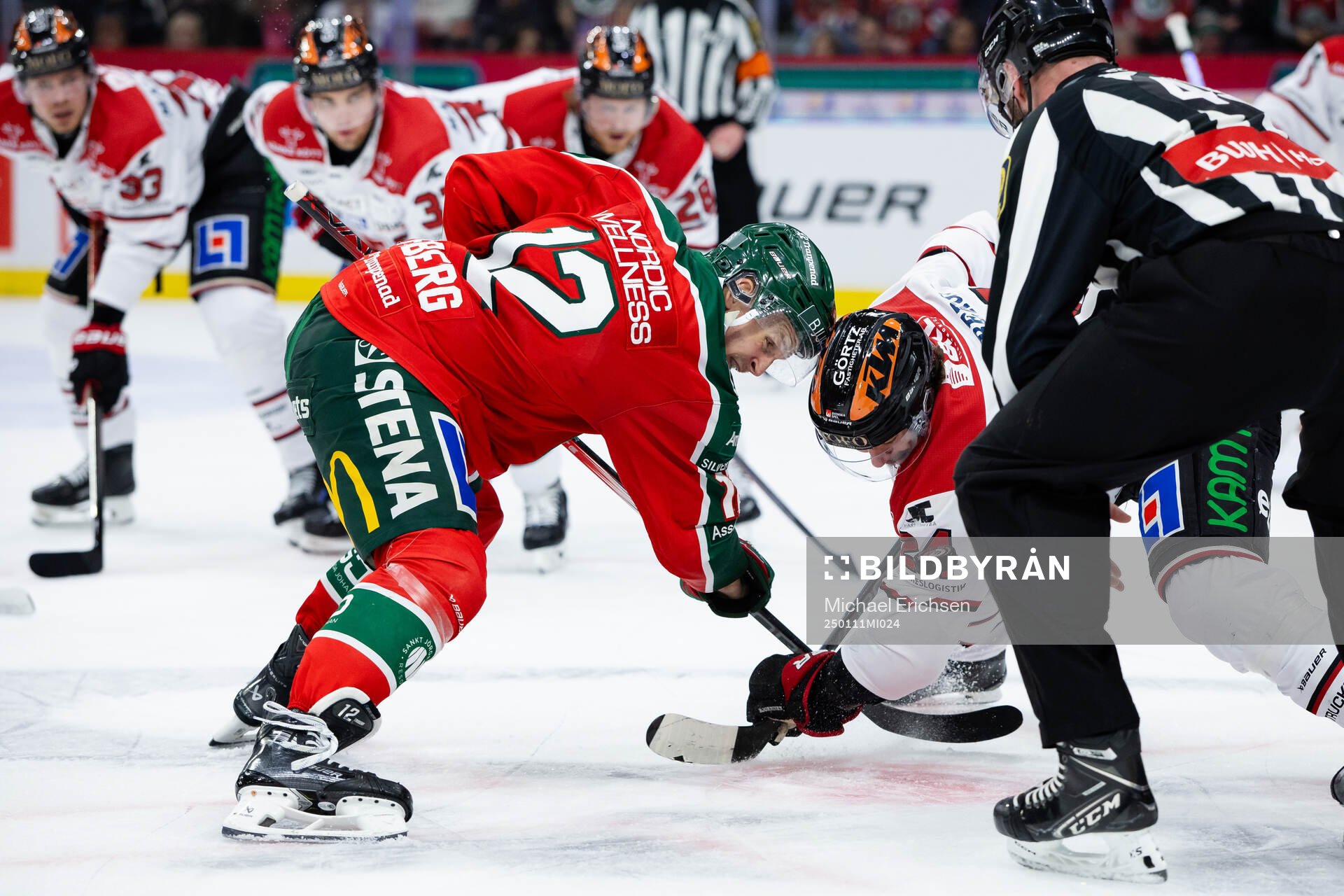 Frölundas Max Friberg tekar mot Örebros Hannes Björninen