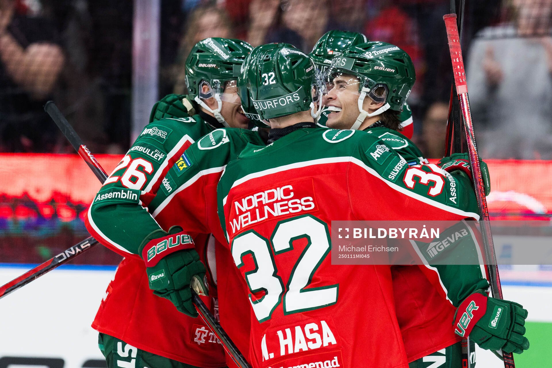 Frölundas Christian Folin jublar med lagkamrater