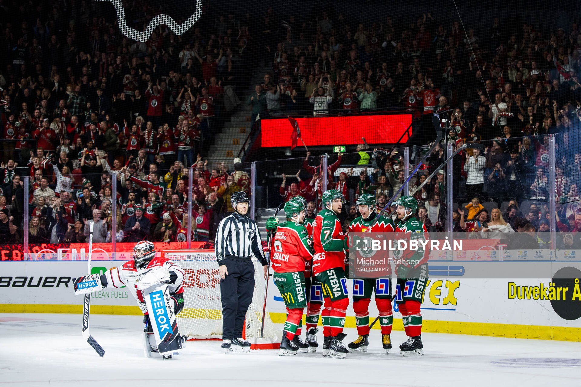 Frölundas Mikael Ruohomaa jublar med lagkamrater