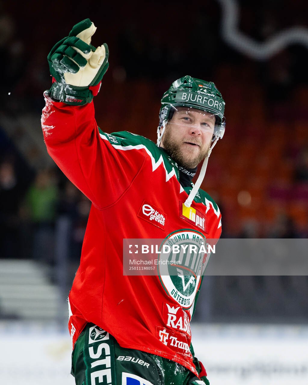 Frölundas Christian Folin jublar och tackar publiken