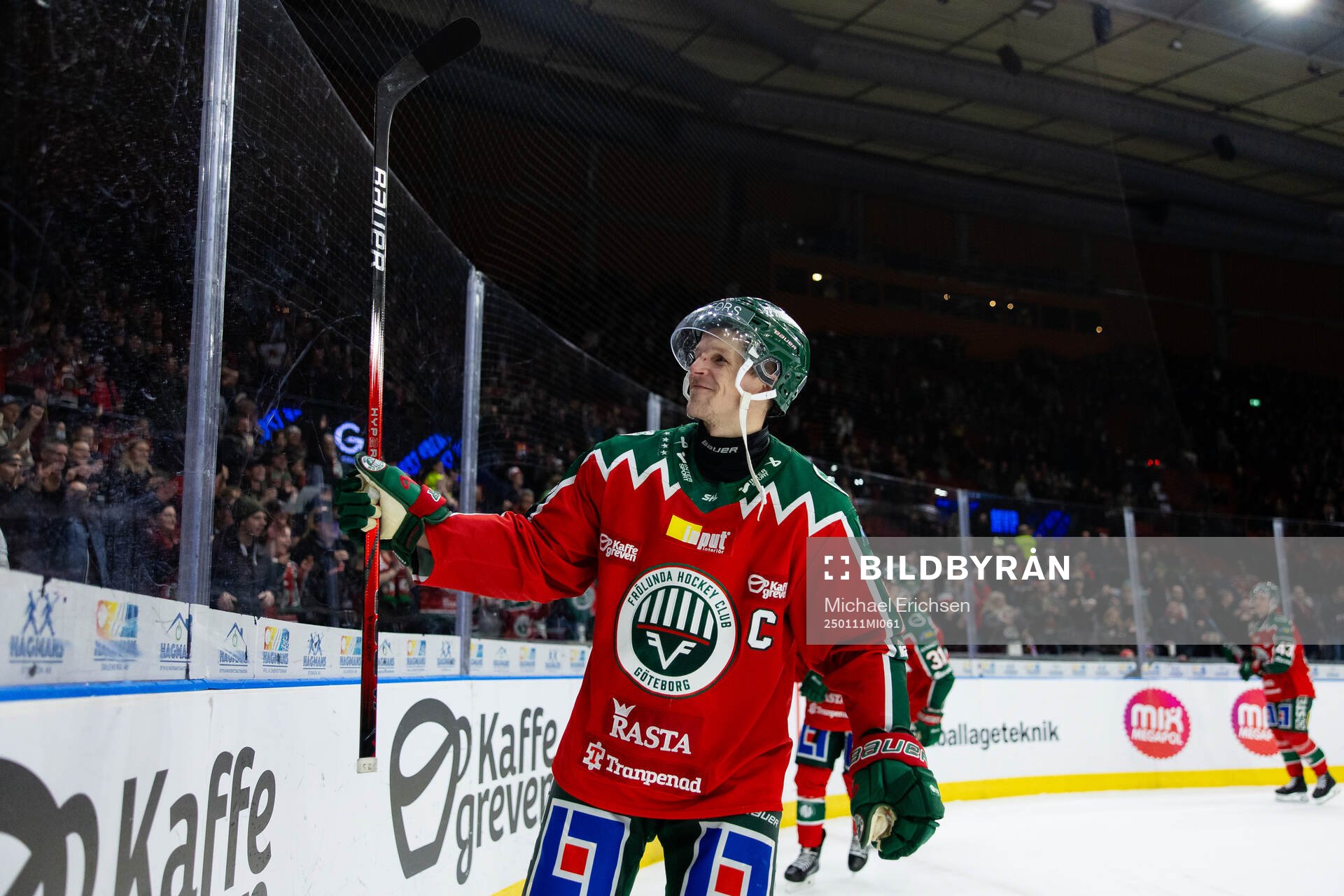 Frölundas Max Friberg jublar och tackar publiken